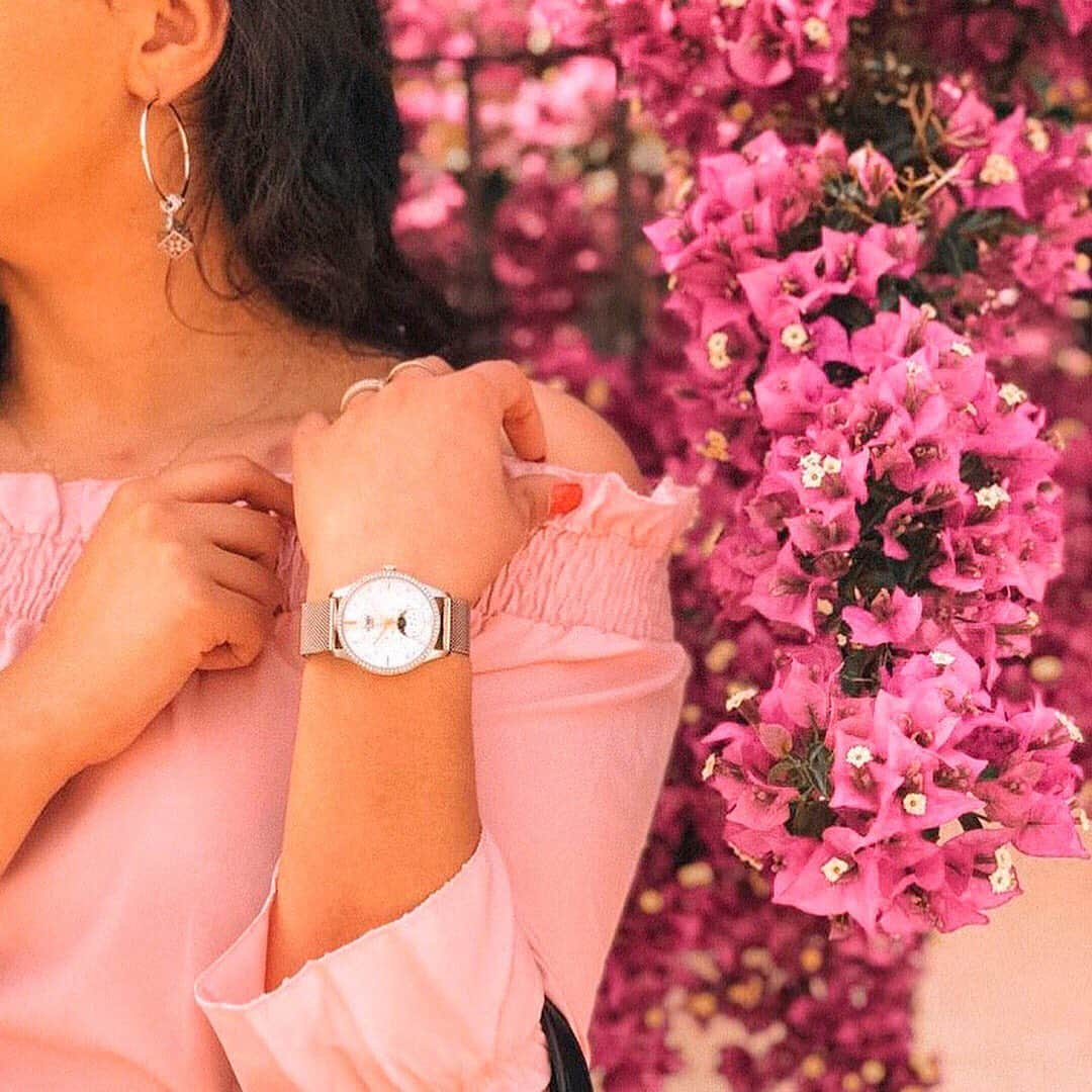 Henry London Official page of Britishさんのインスタグラム写真 - (Henry London Official page of BritishInstagram)「Soft, summer details with @msvalery._ featuring our dreamy Moonphase watch with a genuine mother of pearl dial. Swipe to see it up close! . . . #henrylondon #henrywatches #womenswatches #womensfashion #london #britishdesign #britishbrand #vintage #heritage #moonphase #moonphasewatch #watchmovement  #instawatch #horology #zodiacwatch #moon #midnight #moonlight #watchaddict #calendarwatch #bluemoon #space #summer #summertime #summerstyle #pink #motherofpearl」7月5日 20時20分 - henrywatches