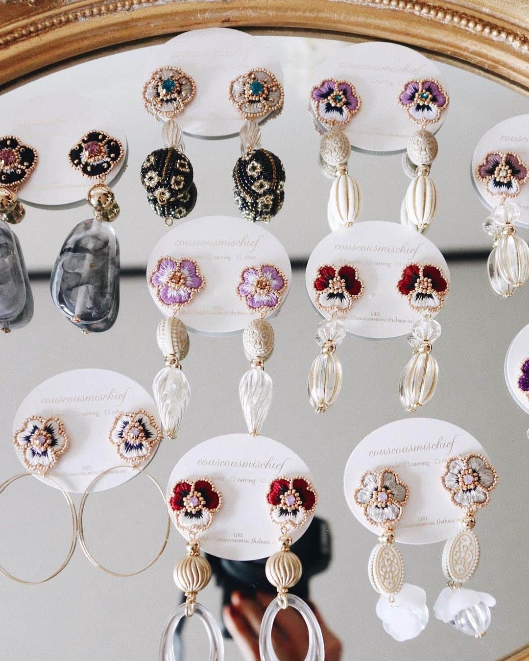 handmade shopのインスタグラム：「販売会はこの後22時からスタートです🌿﻿﻿ ﻿ 商品紹介インスタライブを﻿ 残してますのでぜひご視聴ください✨﻿ ﻿﻿ みなさまのお気に入りが﻿﻿ 見つかりますように🌹✨﻿﻿ ﻿﻿﻿﻿ ﻿﻿ ✔︎金具は基本的にチタンピアスです﻿﻿﻿ 樹脂ピアス、イヤリングへの変更可能です😊﻿﻿﻿ 変更の仕方はそれぞれの商品ページに﻿﻿﻿ 記載しておりますのでご覧ください﻿﻿﻿ (商品によって変更の仕方は異なります)﻿ ﻿﻿﻿ ✔︎作品名に【ピアス】や【イヤリング】と﻿﻿﻿ ついているものは裏が完成しているものになります﻿﻿﻿ 金具の変更はできませんので﻿﻿﻿ ご注意ください🙏🌼﻿﻿﻿ ﻿﻿﻿ ✔︎online shopのnews﻿﻿﻿ 「ご利用案内 Instructions」に﻿﻿﻿ ご注文から商品お届けの流れを記載して﻿﻿﻿ おります。ご購入前にご一読ください。﻿﻿﻿ ﻿﻿﻿ その他、気になる点があれば﻿﻿﻿ お気軽にDMにてお問い合わせください😊﻿﻿﻿﻿ ﻿﻿﻿ ﻿﻿﻿ ﻿﻿﻿」