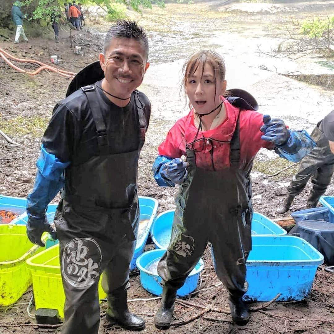 前園真聖さんのインスタグラム写真 - (前園真聖Instagram)「池の水を大家志津香さんと一緒に抜いてきました👍 そしてなぜか山を登ることに…😂 テレビ東京『緊急SOS!池の水ぜんぶ抜く大作戦』 7/14(日)19時54分～21時54分オンエアです❗ #池の水ぜんぶ抜く  #大家志津香 #前園真聖」7月5日 20時16分 - maezono_masakiyo