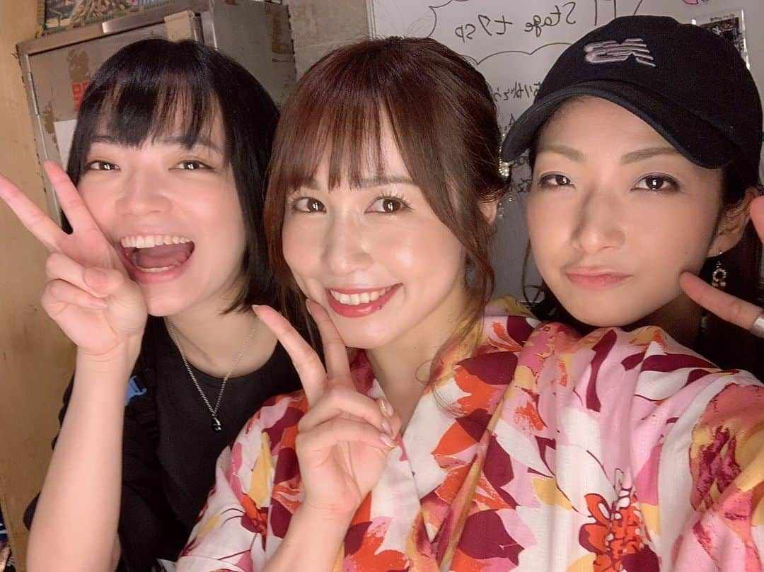 花瑛ちほさんのインスタグラム写真 - (花瑛ちほInstagram)「佳奈のライブに行ってきました🐒🐒 やっぱプロだなー佳奈は✨ そして応援してる人達もプロでしたw すごかった。。あれかっこいいね🥺  もっと佳奈の歌を聞きたいので次回はワンマンとかやってほしい🥺❤️ とりあえず、ぱんくん🐒おつかれ♡ うちの子1番🐒💓 (可愛くてむかついたのでブレてるやつ🐒)」7月5日 20時30分 - eichan1117