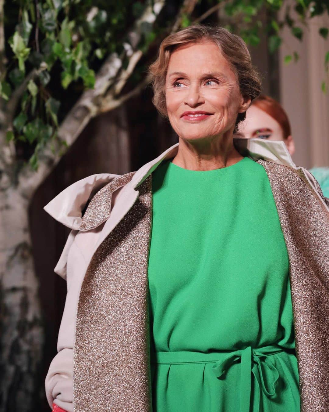 Valentinoさんのインスタグラム写真 - (ValentinoInstagram)「Extravagance is seen in varied forms; sometimes subtle, at other times overt. Model and actress Lauren Hutton wears a beige wool and faille parka embellished in gold lamé, and an intense green sablé dress in the #ValentinoHauteCouture #FallWinter1920 show by @pppiccioli. Video by @fashiontomax」7月5日 20時26分 - maisonvalentino