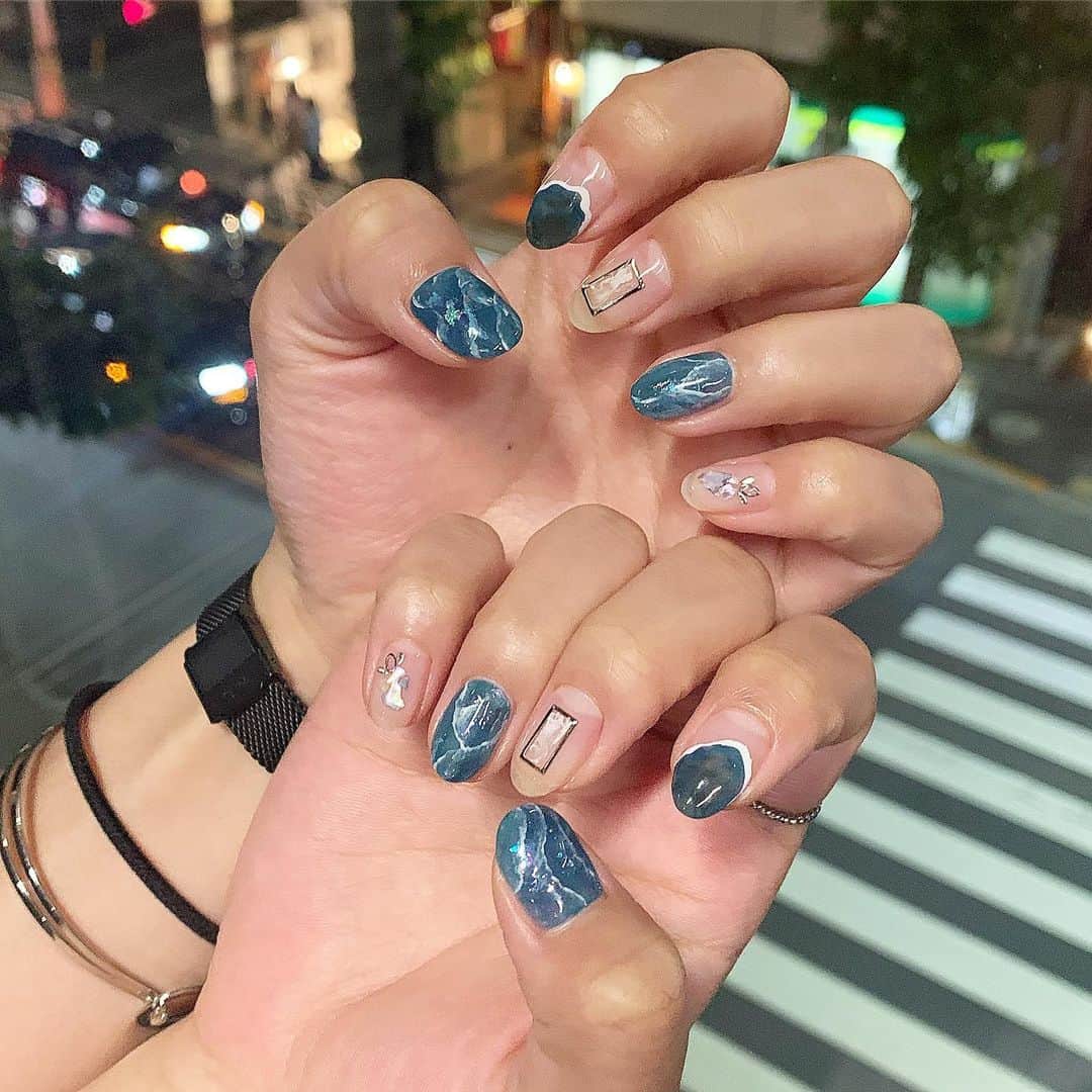 RUBY&ONYX by Kanako Miuraのインスタグラム：「summer💙💙blue ・ ・ ・ 7日 13:30〜.16:00〜.17:00〜 8日 17:30〜 9日 12:00〜.14:30〜.17:00〜.18:00〜  ご案内可能でございます💅🏽 その他のお時間もご相談くださいませ。  お子様もお隣に座れるペアルームや個室もございます💡 ・ ・ ・ 🌿月額制もやってます🌿 ○プレミアム会員(ハンド&フット)¥29,800(税抜)・ ○ハンドレギュラー会員¥14,800(税抜)・ ○フットレギュラー会員¥14,800(税抜)・ ・ それぞれ全てのメニューが月に何度でもご利用頂けます。  ご予約、お問い合わせはDMまたは 0354595882 LINE ID：@ rubynail までお気軽にどうぞ💫  #daikanyama#nailsalon#nail#gelnail#rubyandonyx#summer#summernails#handnail#mode#cool#studs#menscare#ART#mirrornails#メンズネイル#メンズケア#定額制ネイル#通い放題#ジェルネイル#ネイル#ノーサンディング#ショートネイル#代官山ネイルサロン#トレンドネイル#夏ネイル」