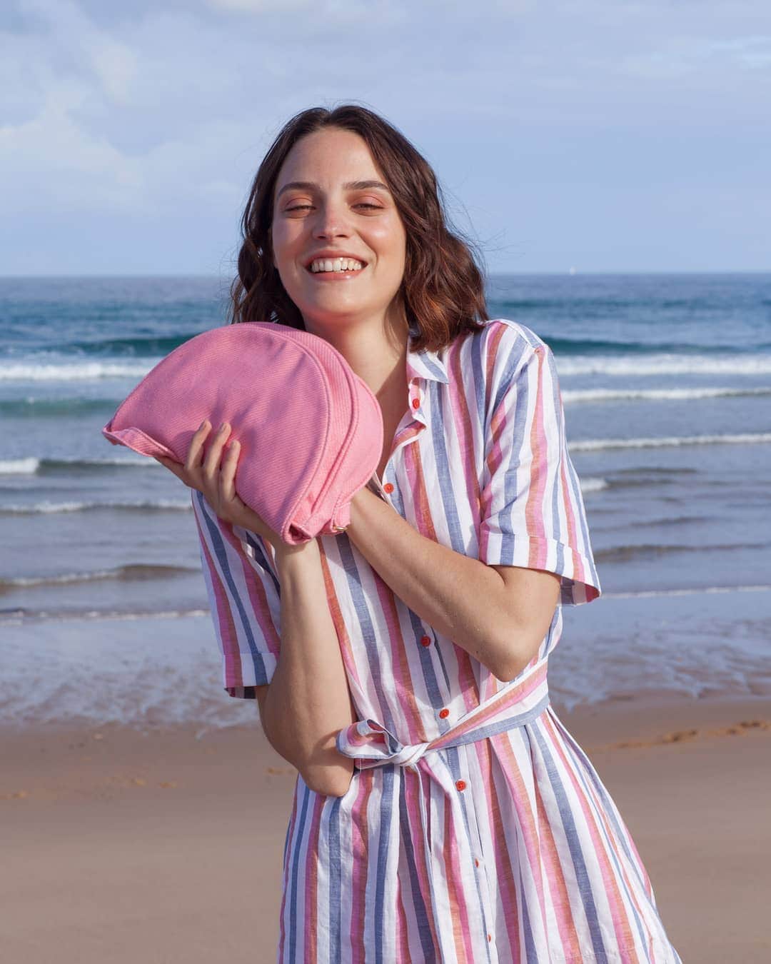 ベンシモンのインスタグラム：「Les petites chanceuses en vacances, levez la main ! . Deuxième démarque ☀️ -10% supplémentaire sur les pièces soldées, c'est le moment d'en profiter ! Livraison offerte dès 50€ d’achats et retour gratuits 😉 🇬🇧 Lucky ones on holidays, double tap! . Second discount ☀️ Benefit from an additional of 10% off on our pieces on sales, this is the time to enjoy! #bensimon #sales #soldes #pe19」