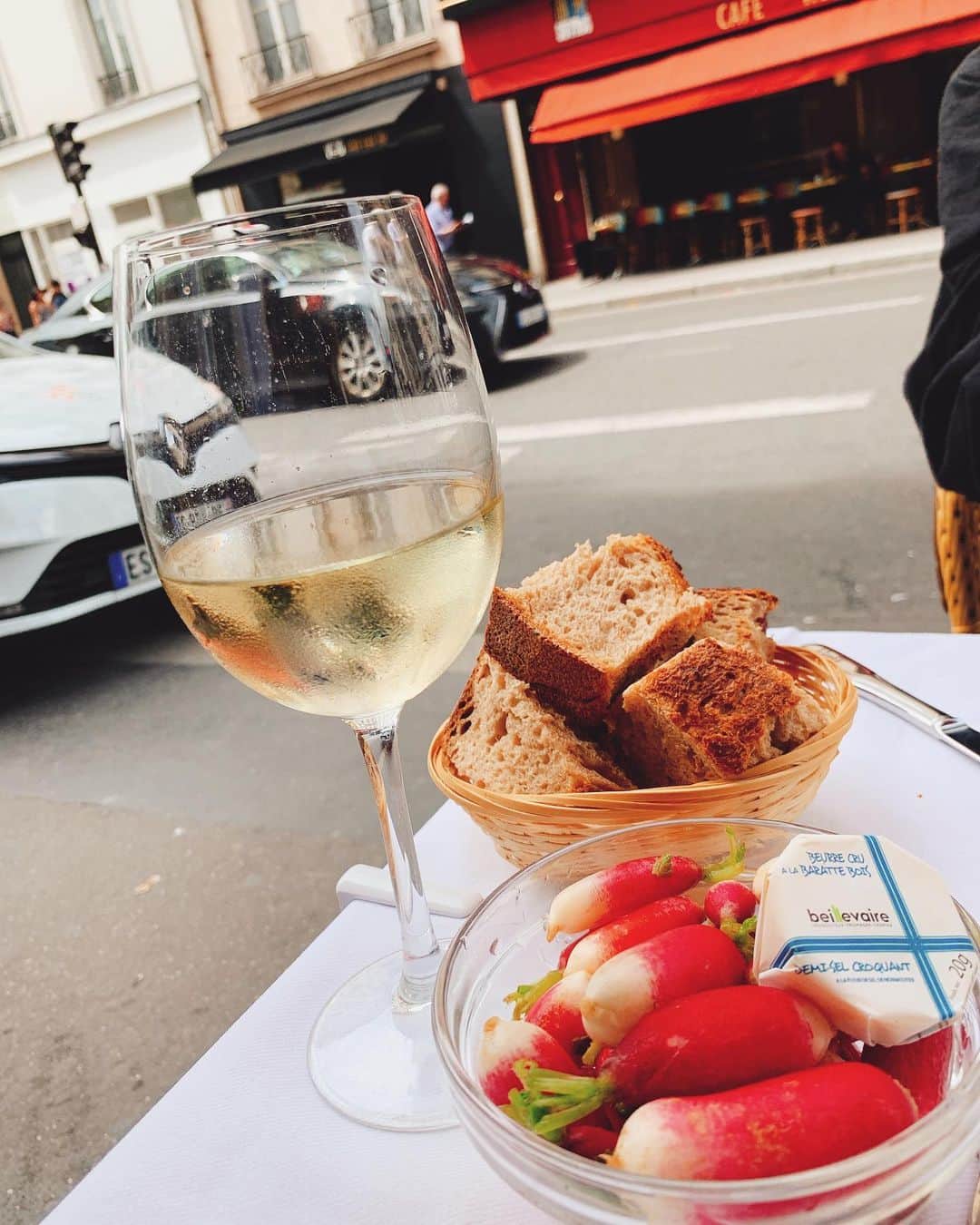 浅井香葉子さんのインスタグラム写真 - (浅井香葉子Instagram)「日々、幸せ感じていますか？♡ . パリでは どこのカフェに入っても 美味しい💓 パンも最高に美味しい〜 お昼から幸せ♡ . ーーーー👠ーーーーー﻿ 在り方・歩き方・美しい動きの魅せ方」で﻿ あなたの存在そのものを輝きにする﻿ ﻿「Life Shift Walking」﻿﻿ ﻿ 7/21 美脚塾Vol.1 ﻿ 「歩き方&フットケア」﻿ 満席🈵﻿ ﻿ 👠レッスンのご依頼は @asaikayoko ﻿ プロフィールURLから・またはDM下さい﻿ ﻿ 👠公式LINE@﻿でレッスン優先案内 https://line.me/R/ti/p/%40asaikayokoworld﻿﻿﻿ またはID検索@asaikayokoworld﻿ . #paris #浅井香葉子 #lifeshiftwalking #photo #写真好きな人と繋がりたい #歩くフォト #歩く写真 #歩くフォトジェニ #walkingphoto #ウォーキング講師 #pariscityvision #visitfrance #タビジョ #旅女 #tabijo #tabijo_paris #旅好きな人と繋がりたい #地球の歩き方」7月5日 20時34分 - asaikayoko