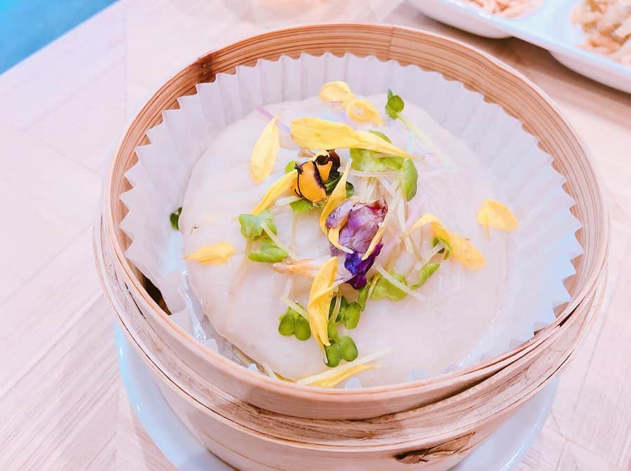 増田愛里菜のインスタグラム：「ランチに🍴ずーーっと気になってたけど行けてなかった . 『#ダンプリングタイム 』へ💭💐💭💐💭 . . 注文したのは#キングダム 👑 . 大きな小籠包の肉汁をストローで飲むの😚🥤 . みんな『あちち！💦』ってしてるけど。。 そんな大袈裟な〜😏って思ってたら想像以上に熱かった😭🔥⚡️💦 . . わたしが熱くてビックリしてる動画は次の投稿で..🤭📽❣️ . . #ダンプリングタイム #ダンプリングタイム餃子時間 #キングダム #餃子 #小籠包 #ランチ #カフェ #グルメ #デスマッチ #デスマッチ巡り #デスマッチ飯 #しやがれ #ヒカリエ #渋谷 #東京 #渋谷ランチ #lunch #gourmet #flower #cafe #Tokyo」