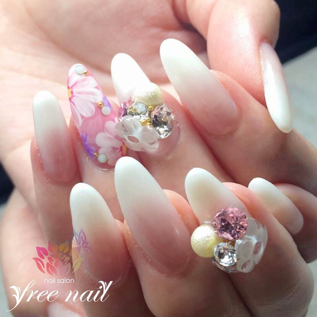 free nail フリーネイルのインスタグラム：「. お客様ネイル💅🏻🌸✨ . フラワーネイル🌸🌸🌸✨ . フラワーのビジューパーツが可愛い🌸💎✨ . ご来店ありがとうございました🙇🏻‍♀️🙇🏻‍♀️🙇🏻‍♀️💗 . #ネイル #フリーネイル #ネイルアート #ジェルネイル #ネイルサロン #大阪ネイルサロン #ネイルデザイン #ネイルチェンジ #フラワーネイル #ベイビーブーマーネイル #グラデーションネイル #ビジューネイル #vカットストーン #ピンクネイル #ホワイトネイル #デザインネイル #モテネイル #トレンドネイル #上品ネイル #夏ネイル #サマーネイル #美甲 #日式美甲 #summernails #nailsart #nailsalon #nailsdid #newnails #newnail #freenail」