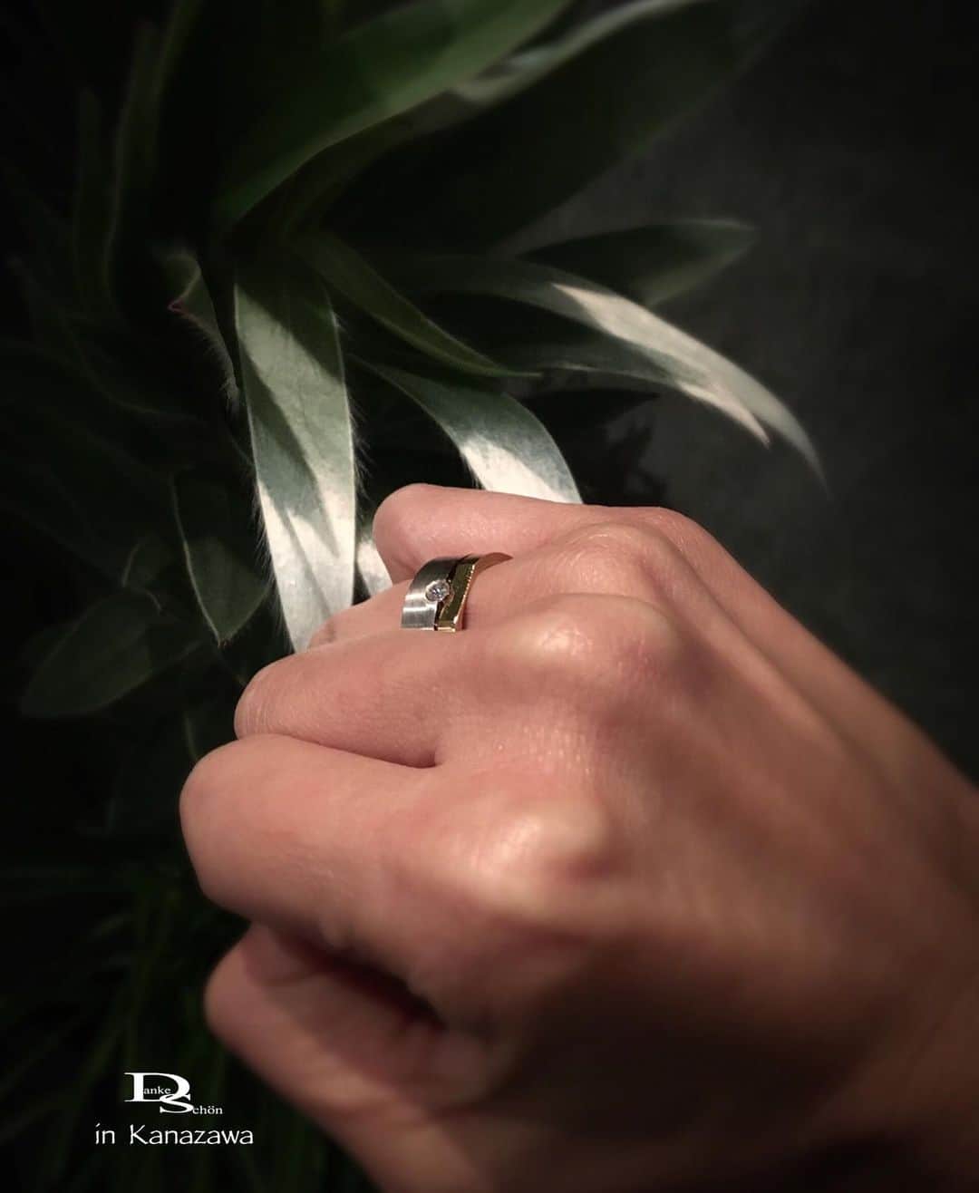 Danke schön ダンケ 金沢 結婚指輪 鍛造さんのインスタグラム写真 - (Danke schön ダンケ 金沢 結婚指輪 鍛造Instagram)「▶︎ ▶︎ ▶︎ ・ ・ ガツんとした 🇩🇪クリスチャンバウアー ・ ・ これぞ🙌🏻 鍛造削り出しの極意みたいな デザインには ・ ・ このくらいの 背景が似合うなぁ〜。😆 ・ ・ #ワイルドフラワー の #リューカデンドロ　#アージェンタム　 ドライフラワーまで楽しめるはず これも又 楽しみ‼︎ ・ ・ 花のチョイスといい 今日も又！ブライダル っぽく の 撮影は出来なかった 😅（苦笑） ・ ・ 結婚指輪のバウアー なのか？ 鍛造削り出しのバウアー なのか？ ・ ・ このフィルターの通し方で この結果を生んでしまう😅😅😅 ・ ・ ・ 鍛造削り出し 🇩🇪クリスチャンバウアー 専門店 『  Danke schön 』 ・ ・ ・ ・ ・ ——Danke————————————— ▪︎トップページ 🔜 @danke2005 ———————————schön———— ・ ・ ——Danke——————————————— ▪︎承認制アカウント🔜 @dankedanke810  同業者様 NG 同業者様個人アカウントNG ———————————schön—————— ・ ・ ・ ・ ・ #ドイツ製 #christianbauer #ダンケ #金沢結婚指輪 #結婚指輪 #婚約指輪 #2019秋婚  #2019夏婚 #プロポーズリング#経年変化 #結婚指輪オーダー  #福井結婚指輪 #ポルシェ #メルセデスベンツ  #鍛造リング #旋盤 #大人ウェディング #結婚記念日  #ポリッシュ  #婚約指輪金沢 #工業系  #結婚指輪探し  #富山結婚指輪  #クリスチャンバウアー金沢 #金沢クリスチャンバウアー」7月5日 20時47分 - danke2005