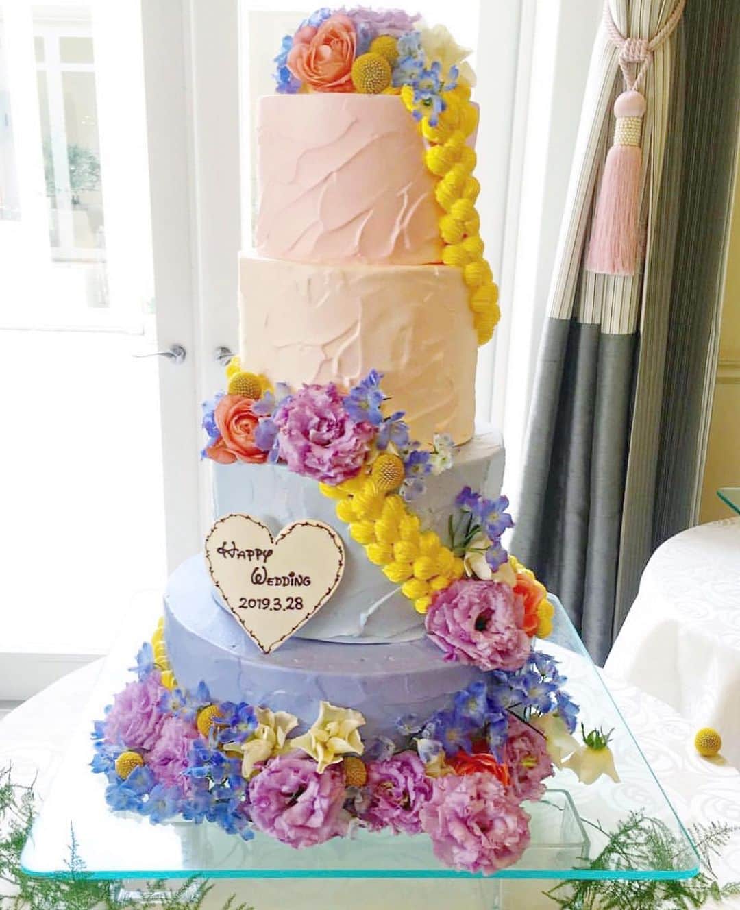 ベストブライダル公式さんのインスタグラム写真 - (ベストブライダル公式Instagram)「@bestbridal.jp 💒 ベストブライダルの花嫁さんは #ベストブライダル花嫁 #BB花嫁 にお写真を投稿してください♩ . . @kajiworld さんのお写真からとっても可愛いらしいウェディングケーキ5選🎂✨ . . カバーはとても豪華な #タワーケーキ 🍰💕下段のブルーから上段のピンクまでのグラデーションバランスがとてもおしゃれ♬ . . ケーキをぐるりと囲むお花が大ぶりでパッと目をひきます🌷華やかなウェディングケーキは会場の雰囲気を明るく彩ってくれますね💒 . . ほかのデザインも可愛いので、スワイプしてチェックしてみてくださいね💕 . . . ＼ウェディングフォト募集中❤️／ . 当アカウントでリグラムOKなベストブライダルの卒花嫁orプレ花嫁の皆様は、 #ベストブライダル花嫁 もしくは  #BB花嫁 のハッシュタグをつけて投稿をお願いします💕 . . ※BB花嫁に投稿があったお写真をリグラムする際は個別にご連絡は行っておりません🙇予めご了承ください＊* . . ＝＝＝＝＝＝＝＝＝＝＝＝ 💒ベストブライダルとは？ ＝＝＝＝＝＝＝＝＝＝＝＝ . ＊アートグレイス ＊セントグレース ＊アプローズスクエア ＊ストリングス ＊アフロディテ . など、全国（東京、横浜、浦安、千葉、仙台、名古屋、大阪、京都）でゲストハウスを運営し、多くのお客様の人生の節目となるウエディングを手がけています💕 . また、多くのお客様にお帰りいただけるレストラン、ホテルもご用意しています🍴 . . 💒【各会場のアカウントについて】 私たちの会場は @bestbridal.jp のフォロ一覧からご覧頂けます✨ . 💐【ブライダルフェアの予約について】 各会場のアカウントのプロフィールURL🔗にある会場HPからご予約いただけます✨ . . ＝＝＝＝＝＝＝＝＝＝＝＝ 💗たくさんの、LOVEを届けよう ＝＝＝＝＝＝＝＝＝＝＝＝ . #たくlove 私たちのブランドスローガンは「たくさんの、LOVEを届けよう」💕 . お客様との出会いは、一生における祝福の瞬間を祝う、始まりです。 . 私たちはお客様との出会いを大切に、おふたりの人生を祝福し続ける存在でありたいと考えています🕊 . ベストブライダルは、世の中で1番、たくさんのLOVEが届く瞬間をお祝いする企業を目指します♡ . . . #結婚式 #花嫁 #プレ花嫁 #卒花嫁 #結婚式準備 #ウェディング #ウエディング #ベストブライダル #日本中のプレ花嫁さんと繋がりたい #婚約指輪 #婚約 #プロポーズ #結婚式場 #結婚式レポ #2019秋婚 #2019夏婚 #2020春婚 #ブライダルフェア #ウェディングフォト #プレ花嫁準備  #ウエディングケーキ」7月5日 20時55分 - bestbridal.jp