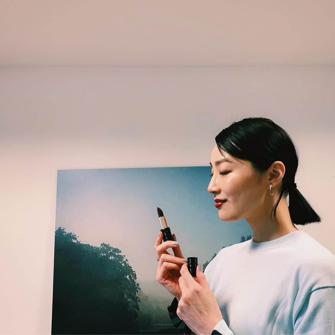 樹神さんのインスタグラム写真 - (樹神Instagram)「@candlewick_jp  で行われたシグナチャーフレグランス(自分自身を表現したり、守ってもらったり、アイデンティティとして選ぶ香水の事だそうです)を探す会へ。  美容関係の皆さまとお茶会スタイルでワイワイと、たくさん試させていただきました。  フレグランス専門家の山田麻穂さんの占いのようなカウンセリングも、皆さんが何を選ばれるかの過程も興味深い。  写真はキリアンから日本では今秋展開される、美しく香る赤にこだわったリップ。  コレクションの中から目に止まって乗せてみたこのリップの名前は「デビル」。 数分前に蛇が身をくねらせているクラッチケースに収まっている素敵なフレグランスを選ばせていただいたのですが、この日は強め気分だったよう。  #香水#フレグランス#香りの編集者#フレデリックマル#香りのロールスロイス#キリアン#ルルージュパルファム#フエギア#アート#深い深い奥行き#ありがとうございました#fragrance#fredericmalle#kilian#fueguia1833」7月5日 20時47分 - kotamaofficial