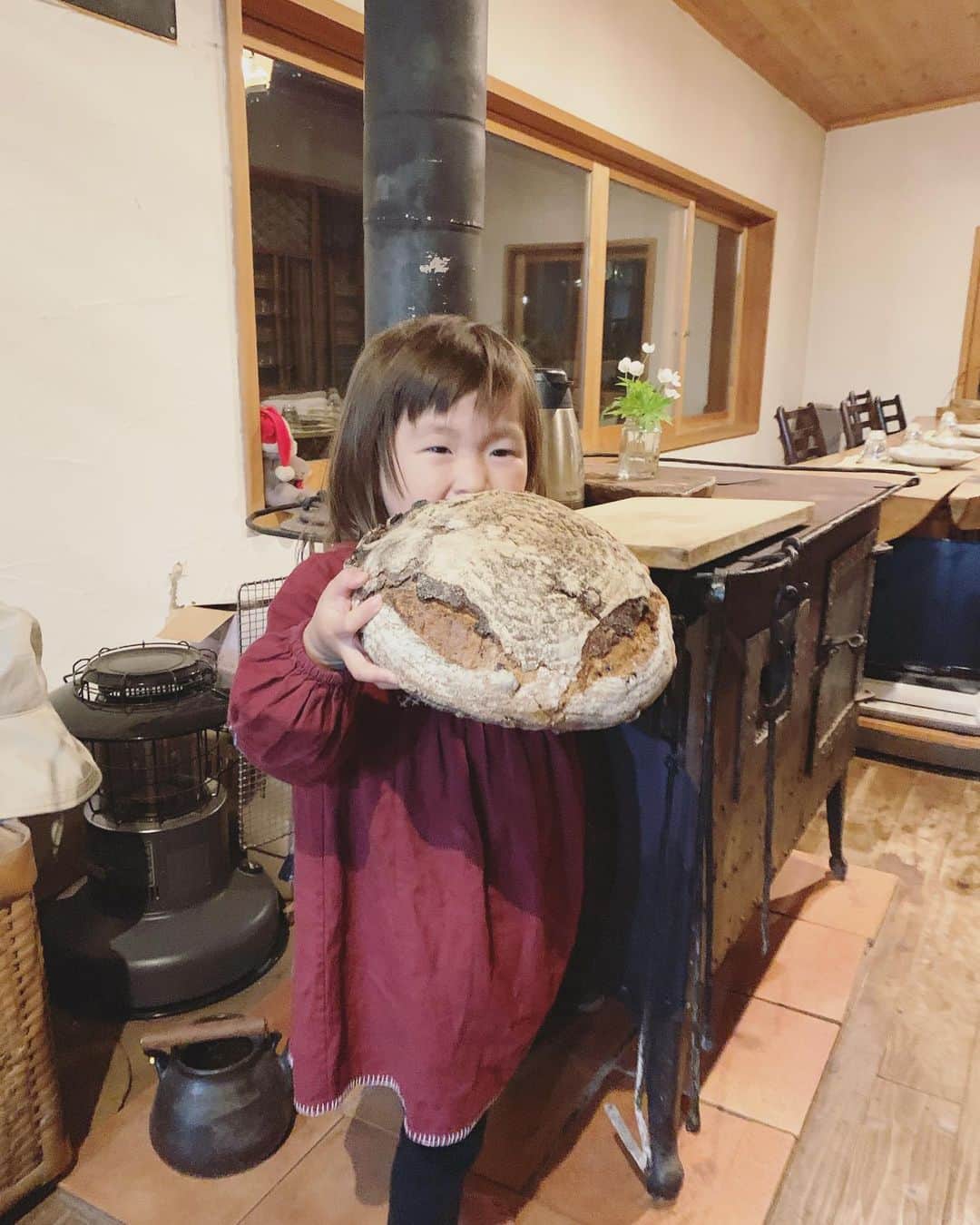 坂本美雨さんのインスタグラム写真 - (坂本美雨Instagram)「先月の山梨。 大蝶さん @emikooocho のおうちで、 @sun.days.food のパンを。 #幼児と大きいパン #今日のなまこちゃん」7月5日 20時53分 - miu_sakamoto