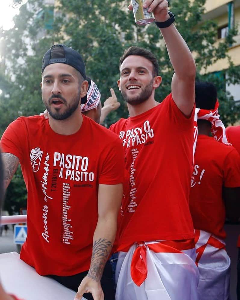 アルバロ・バディージョのインスタグラム：「Recuerdos inolvidables 🤩 #Ascenso #Somosdeprimera #Conerrrquini #Dejamevivir 🔴⚪️」