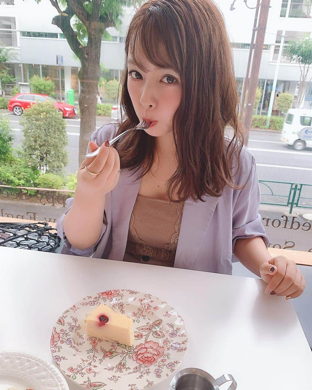 山田菜々さんのインスタグラム写真 - (山田菜々Instagram)「可愛いお皿に載ってでてくる ちょい硬めで濃厚なチーズケーキ。 りんごの酸味がないさくさくアップパイ。  はんぶんこして食べるのがすき。 (女子ってみんなそうじゃない？)←偏見  #代官山カフェ #代官山 #カフェ #松之助ny #チーズケーキ #アップルパイ #やまだーdiary #カフェラテ #cafe」7月5日 20時57分 - tannana.yamada