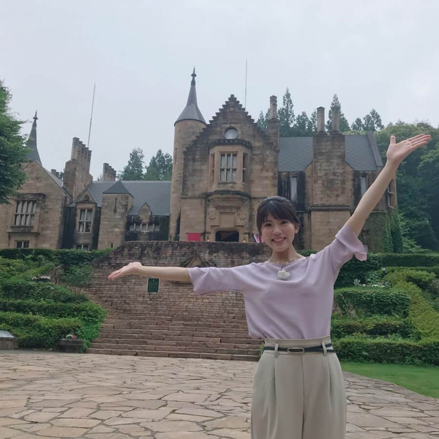 飯野詩帆さんのインスタグラム写真 - (飯野詩帆Instagram)「小さなヨーロッパ ロックハート城へ🏰❤️ ・ ・ お城の中で行われているユニークなイベント 『リアル宝探し』を取材しました💰✨ ・ 企画したのは東京都江東区にある 株式会社タカラッシュさん！ ・ 昨日も多くの人がお宝探しに 城内を巡っていましたが、 皆さん顔が真剣…🕵️‍♂️ ・ 大人も楽しめる『宝探し』です🤔🤔🤔 ・ また余談ですが、 ロックハート城は幼い頃に訪れた以来だったので ほぼ初めて来たような感覚💡 ・ ロマンチックな雰囲気が素敵で 個人的にはサンタミュージアムに目を奪われました🎅🎄 俳優・津川雅彦さんが 約20年かけて世界中から集めた 1000体以上のサンタクロース。 ずーっと見てられます、おすすめです✨ ・ ・ 【ビジネスジャーナル】 放送日：7月19日(金)22:00〜22:30 再放送日：21日(日)9:00〜9:30、23日(火)12:30〜13:00 Mキャスでも1週間配信しています♩ ご覧いただけますと幸いです🙇‍♀️ ・ ・ #群馬テレビ #3ch #mキャス #アナウンサー #ロックハート城 #高山村 #宝探し #タカラッシュ #大人も楽しめます #スコットランド #古城 #サンタミュージアム #🎅 #素敵 #カップル #友達 #家族 #皆さんで💓」7月5日 21時00分 - shiho.1180