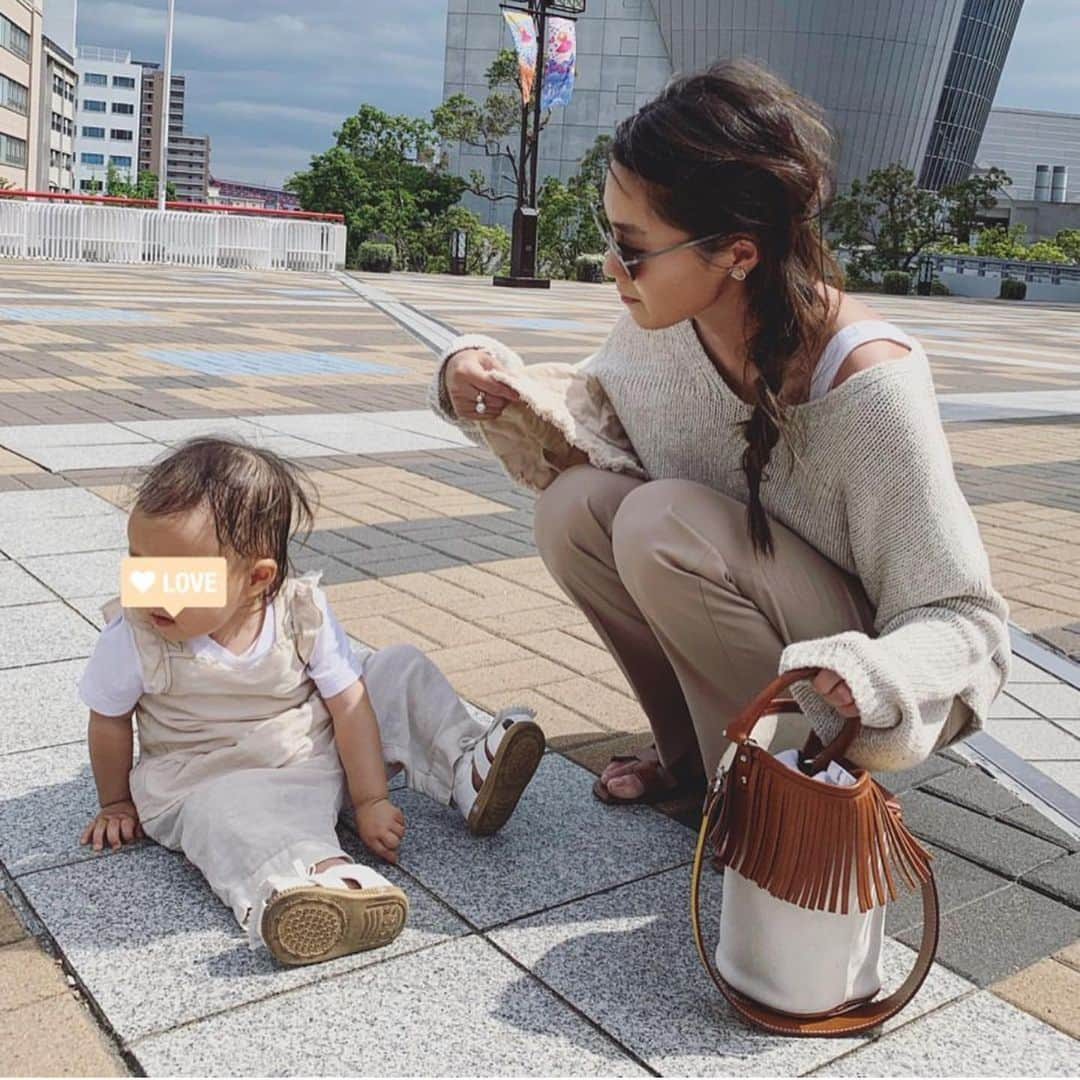 田中彩子さんのインスタグラム写真 - (田中彩子Instagram)「. 今日はジムの日💪 1時間のトレーニングはあっという間だけど、終わったあとはフラフラで生まれたての子鹿のよう。笑 . 3日間くらいは筋肉痛が大変だけど効いてると思うと我慢できるけど しゃがんだ時、しりもちはつくよね。笑 . しりもちついちゃうくらい体はプルプルするけど楽しいから続けてます💪 . ベビーゲートをまたぐのも辛くて(足あがらん)足の小指をぶつけて声にならない叫び声を出しながら母業も頑張りました💪笑 . そんな本日7/5(fri)22:00〜⏰ ✔︎Fringe Bucket Bag/Black,Camel . ✔︎Pottery Bag/ écru EMERALD GREEN Beige Black GRAY PURPLE PINK SAKURA . 再販売をさせて頂きます✨ お買い逃しのございまぬように✨ いつもご愛顧いただきましてほんとにほんとにありがとうございます😍❤️ コーディネートの幅が広がりますように✨ . . 写真はいつかの🤳 髪の毛長いなあ😜」7月5日 21時01分 - ayako_tanaka_