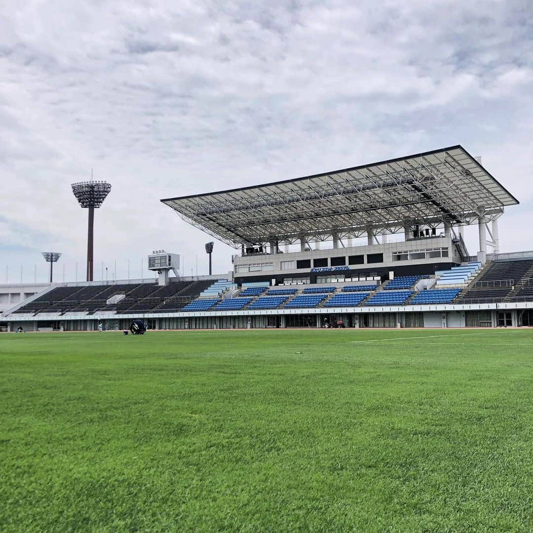 徳島ヴォルティスさんのインスタグラム写真 - (徳島ヴォルティスInstagram)「#天皇杯 で選手たちの120分＋PK戦を支えてくれたピッチ🌱7/7（日）千葉戦に向けて #徳島県スポーツ振興財団 のみなさんが補修作業をしてくれています🙏✨ 全国のスタジアムの中でも屈指のコンディションを誇る #ポカスタ のピッチで補修作業を体験できるイベントを実施します！実施日は7/13（土）柏戦⚽️参加者をHPで募集中です🙆‍♂️（〆切は7/10！）奮ってご応募ください🌱🌱 まずはあさっての千葉戦、素晴らしいピッチで戦う選手たちに、素晴らしい声援を届けてください📣💫 . #今日の空 #徳島ヴォルティス #vortis #徳島県 #鳴門市 #鳴門大塚スポーツパーク #ポカリスエットスタジアム #Jリーグ #サッカー #wearevortis #職人魂」7月5日 21時02分 - tokushima_vortis