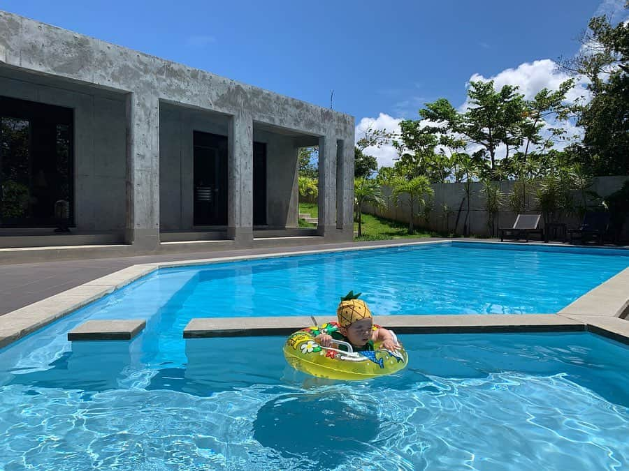 佐倉真衣さんのインスタグラム写真 - (佐倉真衣Instagram)「まだ沖縄の余韻が残っている🌴 泊まったホテルがとっても素晴らしくて、まずこれお部屋のプール。大きさよ…🥺 浅いプールと深めのプールどっちもあるから子どもにも安心です。 浮き輪なども大人用と赤ちゃん用を用意してくれました！  パイン太郎は初めてのプールで、たぶんちょっと冷たいお風呂くらいにしか理解していないけど、彼なりに楽しんでた🍍 私の方が楽しんでたけどね♡ . #okinawa #family #birthday #magachabaru #baby #babyboy #babywelcome #沖縄旅行 #赤ちゃんとの旅 #マガチャバル」7月5日 21時13分 - maitanaka20