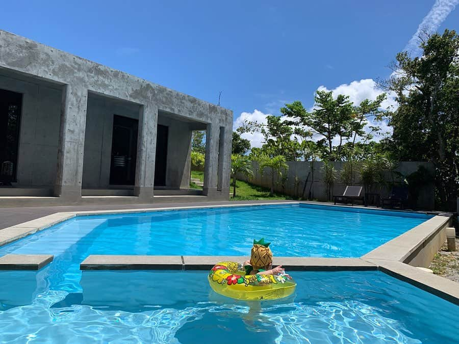 佐倉真衣さんのインスタグラム写真 - (佐倉真衣Instagram)「まだ沖縄の余韻が残っている🌴 泊まったホテルがとっても素晴らしくて、まずこれお部屋のプール。大きさよ…🥺 浅いプールと深めのプールどっちもあるから子どもにも安心です。 浮き輪なども大人用と赤ちゃん用を用意してくれました！  パイン太郎は初めてのプールで、たぶんちょっと冷たいお風呂くらいにしか理解していないけど、彼なりに楽しんでた🍍 私の方が楽しんでたけどね♡ . #okinawa #family #birthday #magachabaru #baby #babyboy #babywelcome #沖縄旅行 #赤ちゃんとの旅 #マガチャバル」7月5日 21時13分 - maitanaka20