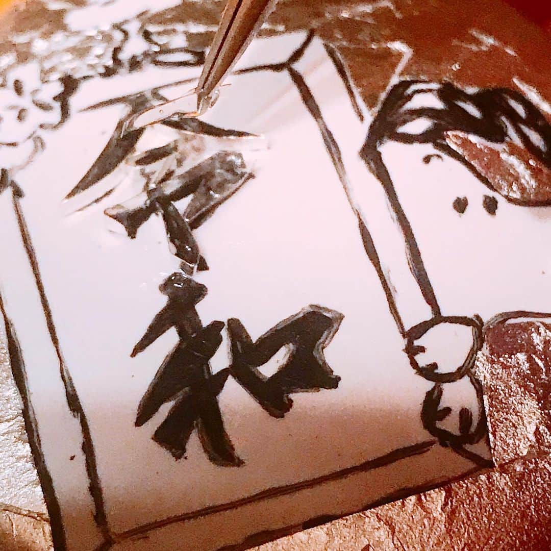 田村有紀さんのインスタグラム写真 - (田村有紀Instagram)「スヌーピー制作中画像をちょこちょこご紹介させていただきます☺️ . こちらはピルケース🔸 もちろん何を入れてもOK🙆‍♀️ 手のひらサイズ。 . 銅板を白くした物に、 絵柄にそって銀箔を貼っています。 ぺたぺた . . ⁠ ⁠【近々のイベント一覧】 ■2019年7月10日（水） ・「 Beauty Japan コンテスト東京大会」 ・場所　渋谷ストリームホール （東京都渋谷区渋谷3-21-3 渋谷ストリームホール） ・時間　Open 16:30 / Start 17:00(予定) ・チケット価格 当日12,960円 / 前売10,800円（税込み） ■2019年7月17日（水）~22日（月） ・「 夏の涼を感じる暮らし展 」 ・場所 銀座三越 Ginza Mitsukoshi 7階 ・時間10:00~20:00 （※日曜日は19:30まで※最終日は18:00まで） ・ 田村七宝工芸 から 田村 有紀 (Tamura Yuuki) が 毎日実演をしつつ店頭におります！ 小物から額絵、新作、まんべなく持っていきます！ ぜひお品手に入れてくださいませ。 ■2019年7月24日（水）~ 8月12日（月・振替休日） 「 スヌーピー in 銀座 2019」 ・場所 銀座三越 Ginza Mitsukoshi 7階 ・時間10:00~20:00（※最終日は18:00まで） https://www.mitsukoshi.mistore.jp/ginza/event_calendar/snoopy.html ・スヌーピー× 田村七宝工芸のコラボレーション。 受注生産でお届けいたします。ラインナップは三点。 現物が店頭にございますので、ぜひごらんください。 ■2019年8月21日(水)〜26日(月) ・「匠の技 魅せる手仕事展」 ・場所　横浜髙島屋 8階 催会場 ・時間　10:00〜20:00（最終日は18:00まで） ・HP https://www.takashimaya.co.jp/sp/yokohama/ ・ 凛九 にて出展です！ワークショップもあり。 田村有紀が毎日店頭におります！ . .  #スヌーピー #スヌーピー展 #スヌーピー銀座 #銀座三越 #スヌーピー銀座2019 #SNOOPY #伝統工芸 #七宝 #尾張七宝 #七宝焼 #田村七宝 #田村七宝工芸 #コラボレーション #受注生産 #銀座 #三越 #GINZA」7月5日 21時05分 - tamurayuuki_