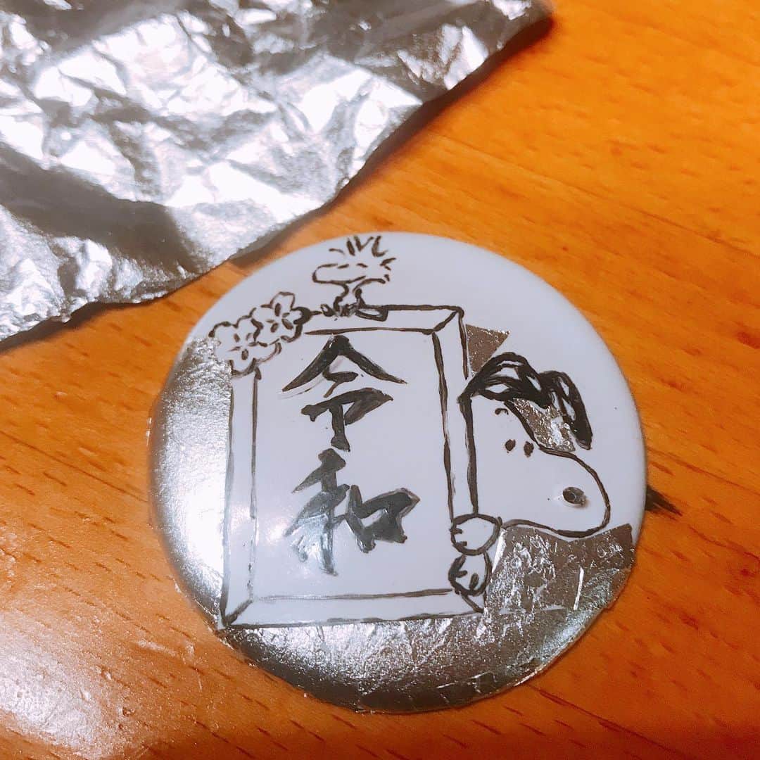 田村有紀さんのインスタグラム写真 - (田村有紀Instagram)「スヌーピー制作中画像をちょこちょこご紹介させていただきます☺️ . こちらはピルケース🔸 もちろん何を入れてもOK🙆‍♀️ 手のひらサイズ。 . 銅板を白くした物に、 絵柄にそって銀箔を貼っています。 ぺたぺた . . ⁠ ⁠【近々のイベント一覧】 ■2019年7月10日（水） ・「 Beauty Japan コンテスト東京大会」 ・場所　渋谷ストリームホール （東京都渋谷区渋谷3-21-3 渋谷ストリームホール） ・時間　Open 16:30 / Start 17:00(予定) ・チケット価格 当日12,960円 / 前売10,800円（税込み） ■2019年7月17日（水）~22日（月） ・「 夏の涼を感じる暮らし展 」 ・場所 銀座三越 Ginza Mitsukoshi 7階 ・時間10:00~20:00 （※日曜日は19:30まで※最終日は18:00まで） ・ 田村七宝工芸 から 田村 有紀 (Tamura Yuuki) が 毎日実演をしつつ店頭におります！ 小物から額絵、新作、まんべなく持っていきます！ ぜひお品手に入れてくださいませ。 ■2019年7月24日（水）~ 8月12日（月・振替休日） 「 スヌーピー in 銀座 2019」 ・場所 銀座三越 Ginza Mitsukoshi 7階 ・時間10:00~20:00（※最終日は18:00まで） https://www.mitsukoshi.mistore.jp/ginza/event_calendar/snoopy.html ・スヌーピー× 田村七宝工芸のコラボレーション。 受注生産でお届けいたします。ラインナップは三点。 現物が店頭にございますので、ぜひごらんください。 ■2019年8月21日(水)〜26日(月) ・「匠の技 魅せる手仕事展」 ・場所　横浜髙島屋 8階 催会場 ・時間　10:00〜20:00（最終日は18:00まで） ・HP https://www.takashimaya.co.jp/sp/yokohama/ ・ 凛九 にて出展です！ワークショップもあり。 田村有紀が毎日店頭におります！ . .  #スヌーピー #スヌーピー展 #スヌーピー銀座 #銀座三越 #スヌーピー銀座2019 #SNOOPY #伝統工芸 #七宝 #尾張七宝 #七宝焼 #田村七宝 #田村七宝工芸 #コラボレーション #受注生産 #銀座 #三越 #GINZA」7月5日 21時05分 - tamurayuuki_