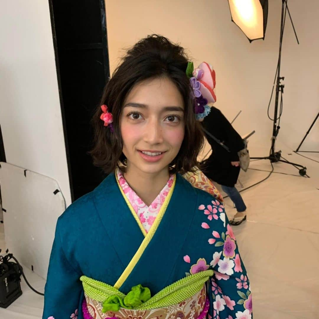 京都きもの友禅【公式】さんのインスタグラム写真 - (京都きもの友禅【公式】Instagram)「【高瀬真奈ちゃんの撮影オフショットをお届け♡】 みなさん一週間お疲れ様です💐 今週はどんな一週間でしたか？  高瀬真奈ちゃんの撮影オフショット💙 キュートな笑顔に一週間の疲れも癒されます😌  model @manatakase_  @kimono_yuzenで振袖コーディネートをcheck♪  ーーーーーーーーーーーーーーーーーーーーーーーーー【振袖を選ぶなら、断然夏👘🌻🌻】 なぜなら👉👉 早めに選んでおくと、 コーディネートの相談をじっくりできたり、 ヘアアレンジを試せたり、 前撮りをすることも...♡ 京都きもの友禅では、  #ハタチは一生もの をコンセプトに ✨成人式のヘアメイク・着付け無料 ✨前撮り記念写真・着付け無料 ✨卒業式での袴レンタル無料 and more... などなど、  成人式前〜アフターフォローまで全力でサポートをさせていただきます！ ※対象条件がございますので、特設サイトをご覧ください。  ご来店特典・アフターフォロー特典が盛りだくさんの 👘振袖フェア👘の詳細は、 👉プロフィール欄からご覧いただけます。  ーーーーーーーーー #京都きもの友禅#成人式2020#振袖  #高瀬真奈#涼しげ着物#青着物#花柄#古典柄#大人っぽ #クール派#ハンサム着物#振袖#和装美人#クールジャパン#ハタチは一生もの #振袖 #furisode #振袖レンタル #成人式振袖  #成人式前撮り #振袖前撮り #振袖コーディネート #振袖コーデ #振袖ヘアメイク #成人式髪型 #キモノ#kimono  #着物好き #フリジョ#撮影オフショット #振袖選び」7月5日 21時07分 - kimono_yuzen