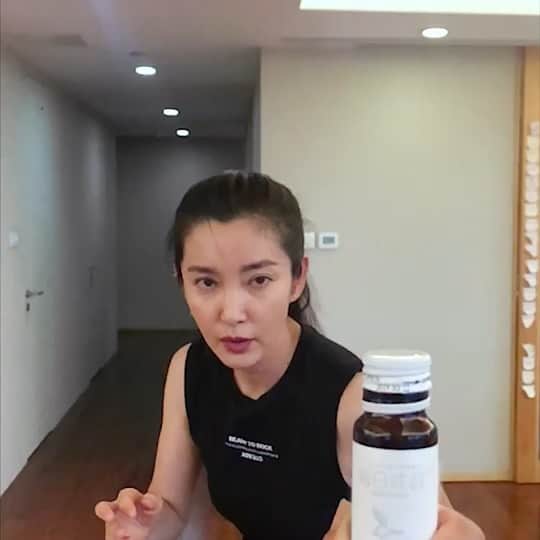 リー・ビンビン（Li Bingbing）のインスタグラム：「#bottlecapchallenge come on～」
