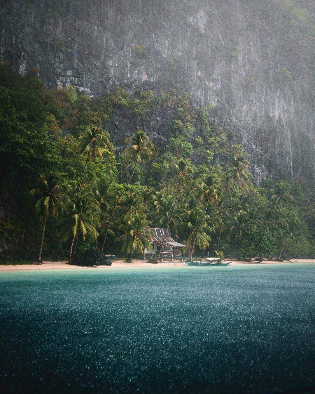 BEAUTIFUL DESTINATIONSさんのインスタグラム写真 - (BEAUTIFUL DESTINATIONSInstagram)「Tropical rains in #Palawan 🌴"There is nothing more magical then being on a tropical beach while it’s pouring with rain. This day was one to remember. " (📷: @kayvanhuisseling 📍: El Nido, Palawan)」7月5日 21時08分 - beautifuldestinations
