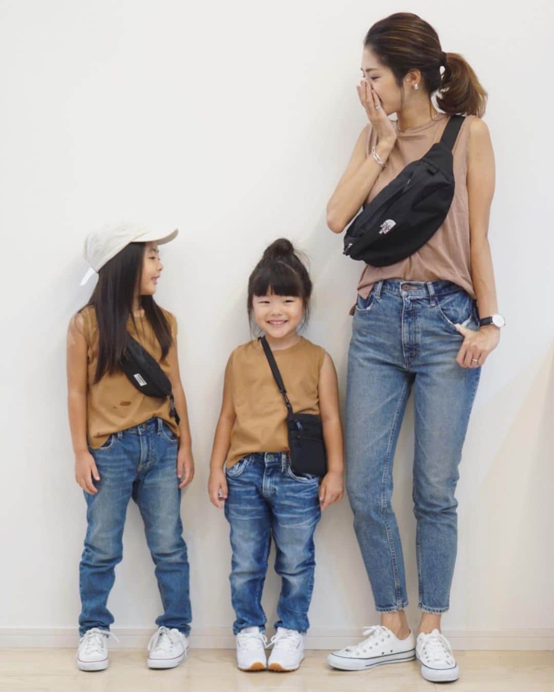 mocchiのインスタグラム：「2019.07.05 キャプション全部消えたーーーw ・ ・ とりあえず、こないだ美容院行ったらこっちゃんがおもらししてさ。 ・ ・ 帰りにノーパンでゲオ行ったら、お尻半分出てたよって話☺️🍑 #なんの話し ・ ・ ・ 明日は七夕発表会♡ ・ 発表会は成長が見られていいよね😌 楽しみー！ ・ ・ ・ #coordinate#kidsfashion#インスタキッズ#女の子ママ#姉妹#親バカ#リンクコーデ#ママコーデ#親子コーデ#親子リンク#親子リンクコーデ#お揃いコーデ#プチプラコーデ#シンプルコーデ#今日の服#キッズコーデ#お洒落さんと繋がりたい#ママリファッション ・ ・ ・ #マジカルシェリー はお尻をめっちゃ持ち上げてくれるよ🍑 おすすめ！ @majicalsherry_lme ・ ・」