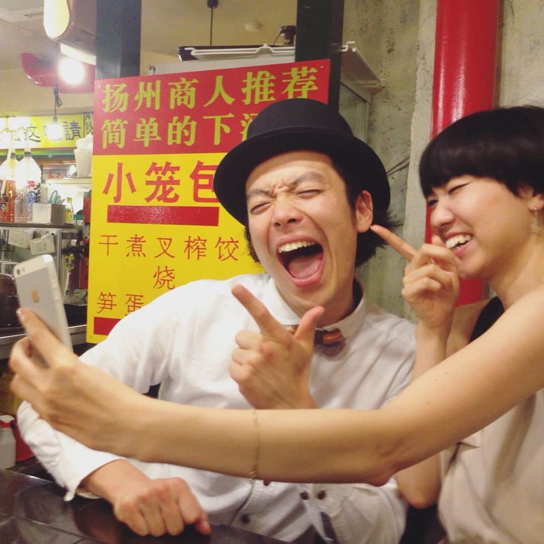 HALCALIのインスタグラム：「この2人がじゃれ合って、ボケあってるところにツッコミを入れるのがなんとも心地よくて大好きだった。ハルカと地元で飲んでると近所に住んでるよーすけが偶然現れたりして。朝方までお腹痛くなるほど笑って、歌いながら歩いて帰ったりした(必ず家まで送ってくれる優しいやつ)。18歳の時に出会って以来、色んなところで一緒にライブをして、一緒に曲を作って、海外で路上ライブなんかもしたりして(この写真は海外じゃなくて地元の中華屋さん)。おっちょこちょいで何かとやらかす男だけれど、よーすけがいてくれると安心してステージに立てた。そしてそのステージはいつも最高に楽しかった！よーすけが作る曲が大好き。よーすけの吹くハープも最高！よーすけのライブ、いっぱい見に行ったし、ハルカと最前列で歌ってよーすけに苦笑いされたこともあったな😂 いつだってヒマワリみたいにパーっと明るい笑顔で笑ってたよーすけ。まわりもつられて笑っちゃうんだよね。時にきりっとして、まじめに相談乗ってくれたりもしたっけね。またいつでも会えると思ってたよ。約束、先延ばしにしちゃダメだね。  みんなに愛されたよーすけの人柄そのものが詰まったような、優しくて元気をもらえる曲達と彼の歌声。改めてみんなに届くといいな(是非聴いてみてね👂HALCALIがコーラスしてる曲もあるよ👯‍♂️)。最近ずっと「そしたら僕は旅にでかけよう」を口ずさんでる。そうすると頭の中によーすけの声が聞こえてくる。 ありがとう、よーすけ！いっぱいいっぱいありがとう。 6月20日に、駆け足で天国までの旅にでたよーすけ。むこうでも元気に音楽やってね！またね！」
