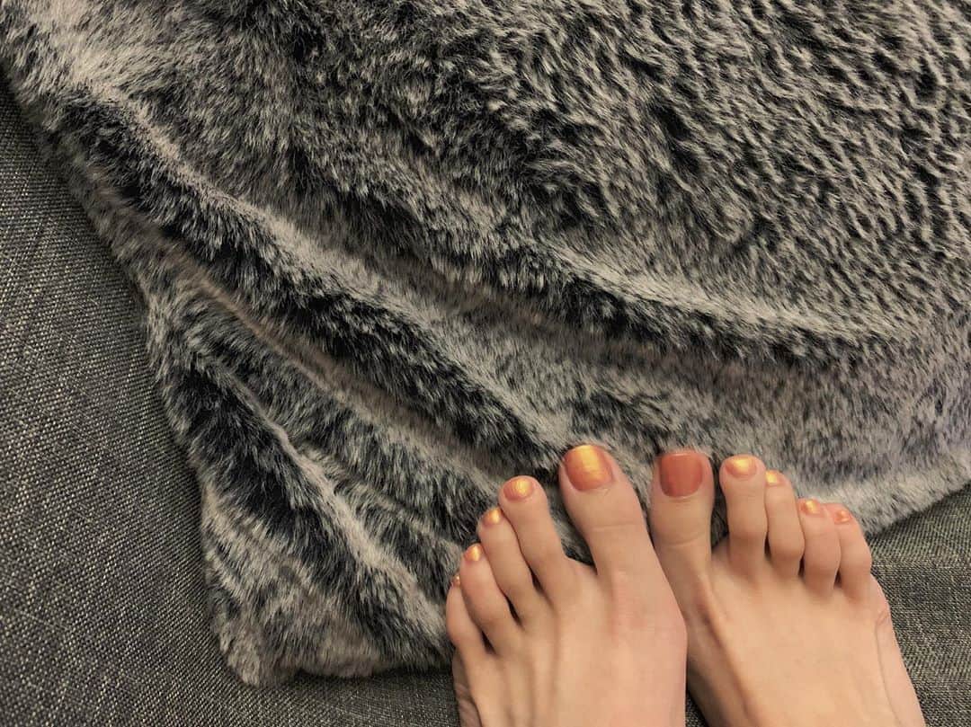 朱音のインスタグラム：「足はセルフです💅  #selfnail #footnails #manicure #nailpolish」
