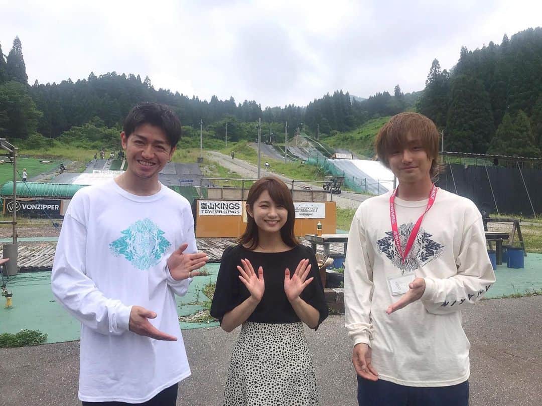 尾島早都樹のインスタグラム：「. みなさん！！ 富山に夏でもスノーボードを楽しめる 場所があるのをご存知ですか？🏂🏝 . 先日 #富山KINGS さんで 人生初のジャンプ台に挑戦しました🏂！！！ . 若干ビビりながらも 久しぶりのスノボにテンションが上がる私😆 (公式HP参照) . ディレクター陣の 「早く飛べよ」の圧に押され(笑)、 短時間練習での一発本番！ . ジャンプは 成功🙆🏼‍♀？失敗🙅🏼‍♀️？ どっちでしょう！ . 明日の #ミタコレ で 尾島の挑戦をぜひ見届けてください🥺笑 . 衣装は#ムラサキスポーツ の ワカさんこと若林さんに 選んでいただきました☺️💓 . 水にも強い！日差しにも強い！ アクティブウェアも紹介します🎽🌺 . 放送は あす午後4時54分〜です！ . #チューリップテレビ #ミタイノコレクション  #スノーボード #ムラスポ #アクティブウェア」