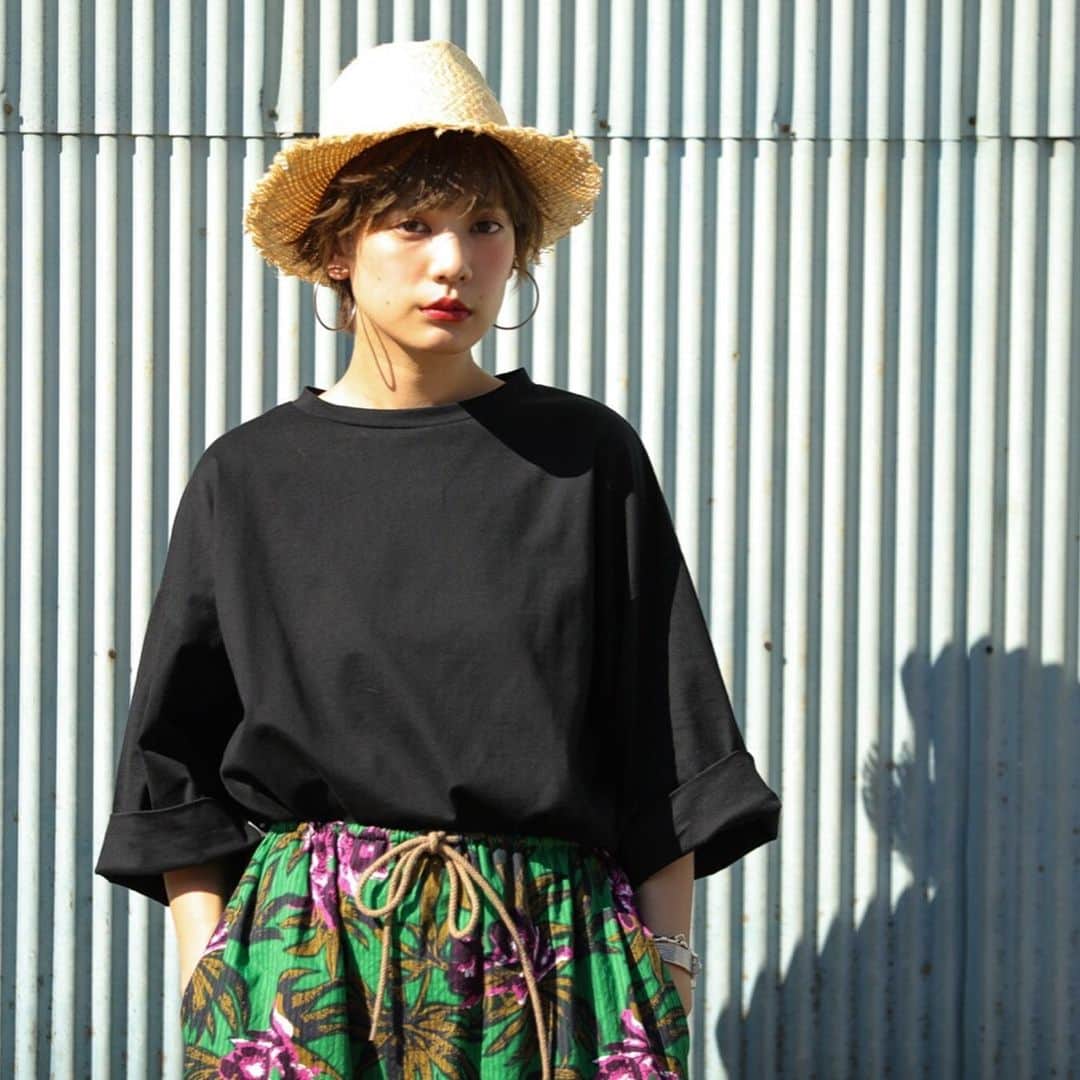 のインスタグラム：「. . shooting🙆🏻‍♀️✨ こういう帽子って夏らしくていいよね🤔❤️ 欲しいなぁ🤤✨ . . #shooting #fashion #summer」