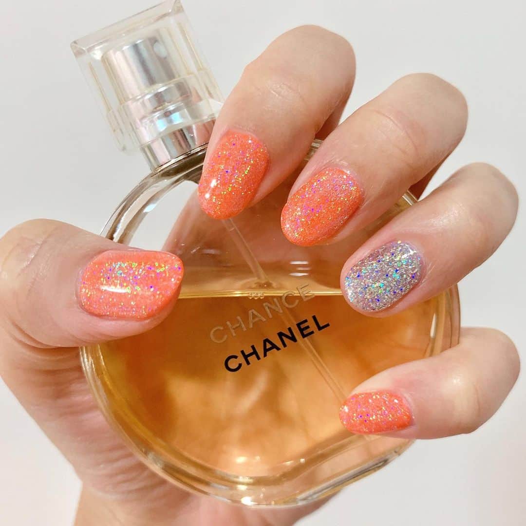 のインスタグラム：「やっとネイル💅変えられた〜！ . オレンジラメに ギャラクシーな感じで 夏らしくしてもらいました💋 . 最近ハマってる オレンジ🧡が可愛すぎる🎵 . #nail #orange #newnail #ネイル #オレンジ #ギャラクシー #ギャラクシーネイル #chanel #perfume #香水 #chancechanel」