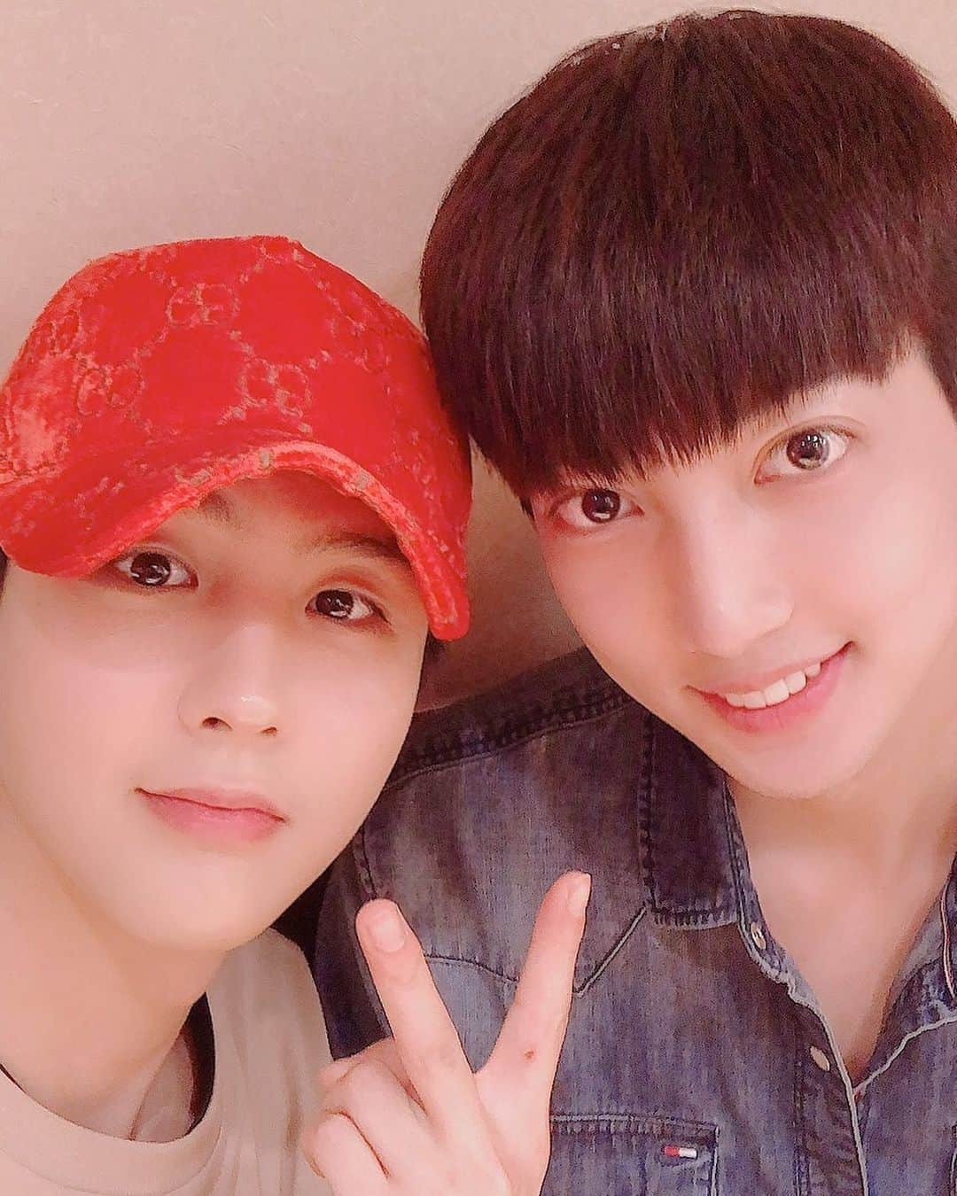 インジュン のインスタグラム：「ヨンミンと練習終わってご飯食べて 舞台見に行きます~~~~~ 영민이랑 연습끝나고 밥먹고 연극 보러 갔다올께요~~ . . . #영민#인준#연극 #selfie#daily#l4l  #ヨンミン#インジュン#舞台」