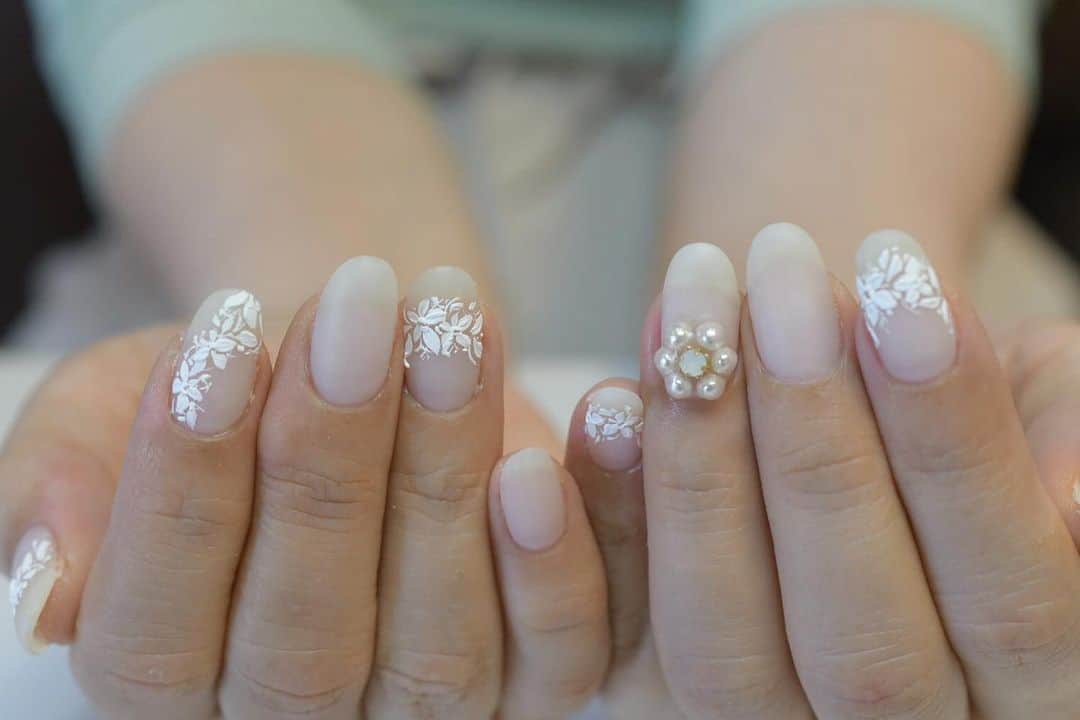 Yuka Maeda ::manicurelistのインスタグラム：「. . 大阪市北区 梅田.中崎町.駅から徒歩7分🚶‍♀️ CADENAS nail eyelash  マツエクアカウント @cadenaseyelash LINE:@ cadenas 🆔検索🙋‍♀️ tel:06-4792-8617. cadenas.nail@gmail.com. . #ネイル #ジェルアート #大人かわいい #梅田ネイル #堂山町 #大人ネイル #個性派ネイル #クリアネイル #ジェルネイル #nail #notd #ニュアンスネイル #instanail #ワンカラー #春ネイル  #ネイルデザイン #ongels #美甲 #osaka  #ジェルデザイン #cadenas #指甲 #spring #Insatnails #fashion #シアーネイル #うる艷ネイル #トレンドネイル  #ウェディングネイル #レースネイル」