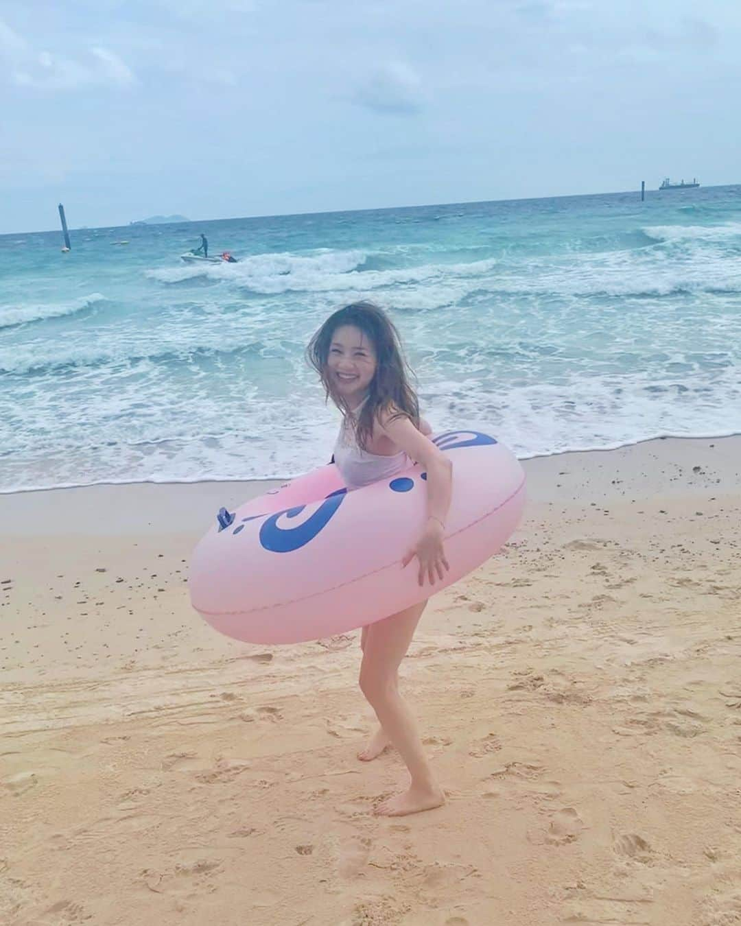 松本未夢さんのインスタグラム写真 - (松本未夢Instagram)「I can’t swim🙈I need 🍩🤣💕 . 15分くらい浮いてただけなんだけど、次の日筋肉痛になったー🤣🙈 . 次はジェットスキーに乗りたい😍 . . . . #Mimu #Mimusdiary #trip #myadventure #happy #summer #Thailand #pattaya #samaebeach #beach  #loveandpeace #1人旅 #タイ #旅行 #冒険 #島 #海 #ビーチ」7月5日 21時24分 - miiimuuu_chan