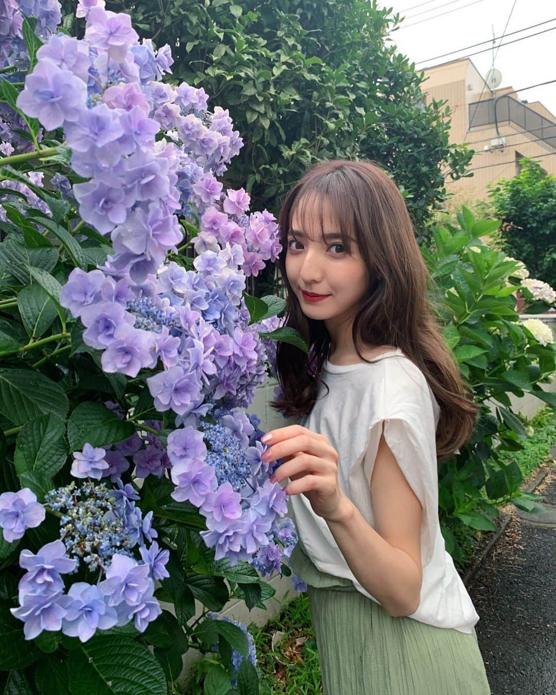平木愛美のインスタグラム：「梅雨空な日々ですね。 大好きな晴れにあえず、寂しいきもち！  でも紫陽花が美しいです💜  撮影おわり、スタジオを出た目の前に咲いていて、撮ってくださりました。 hairmake / @yusuke_kasuya . 私服はこのあいだセットアップで着てたパンツを着回し♡ #愛美ふく」