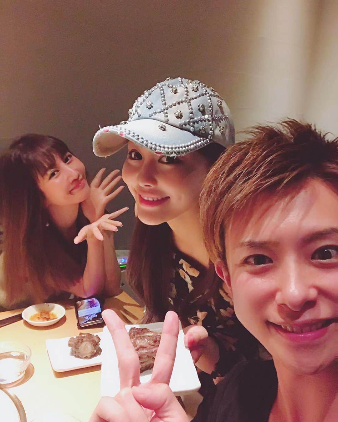 美馬怜子のインスタグラム：「仲良しさんで集まったよ😊💕 ・ ・ そしたらサプライズでお祝いしてくれたの❣️ ・ ・ 優しくて、楽しくて、プレゼントのセンスが素晴らしくて💖 そして、お肉が美味しすぎて❤️❤️❤️ ・ ・ 幸せな夜なのでした🌉 みんなありがとう😊💖 . #出産祝い #hippopotamus #lavera #赤ちゃん用品 #嬉しいプレゼント #感謝しかないです」