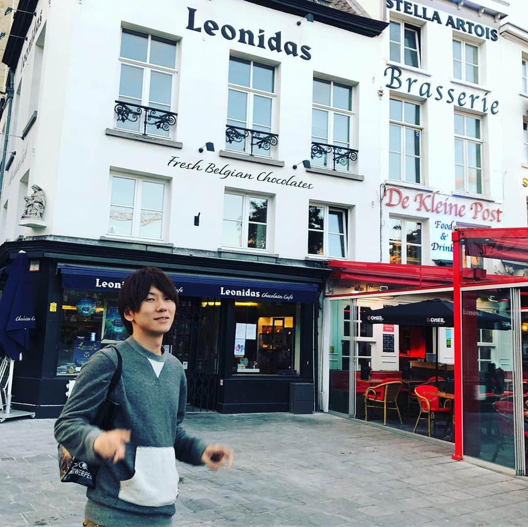 古市憲寿さんのインスタグラム写真 - (古市憲寿Instagram)「なぜかチョコ屋さんを前に得意気。 #leonidas #antwerpen🇧🇪」7月5日 21時26分 - poe1985