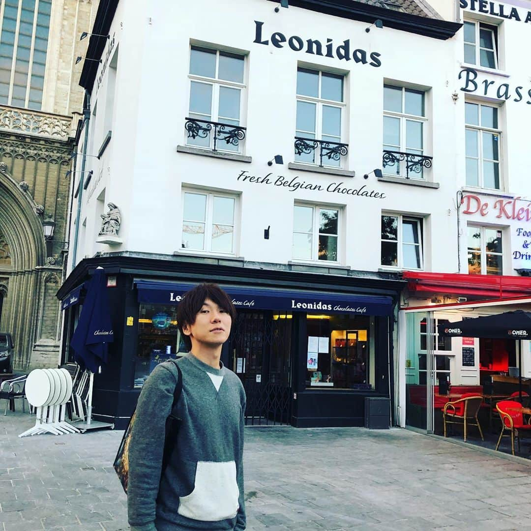 古市憲寿さんのインスタグラム写真 - (古市憲寿Instagram)「なぜかチョコ屋さんを前に得意気。 #leonidas #antwerpen🇧🇪」7月5日 21時26分 - poe1985