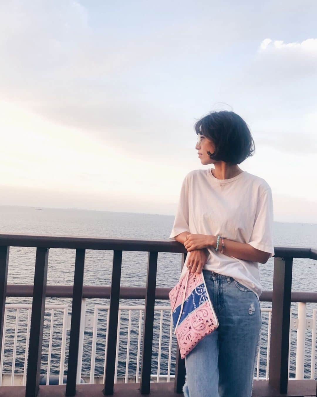 のインスタグラム：「今日は仕入れへ🧡 ピアスはもう少しで再販、ブレスも続きます！ またお知らせ致しますので宜しくお願い致します🙇‍♀️💕 . . . #coodinate#fashion  #accessories  #パワーストーン #天然石 #この写真  #アマゾナイト と #バリブレス #重ねづけ 💎💙💜 #ママコーデ#カジュアルコーデ #大人カジュアル #デニムコーデ」