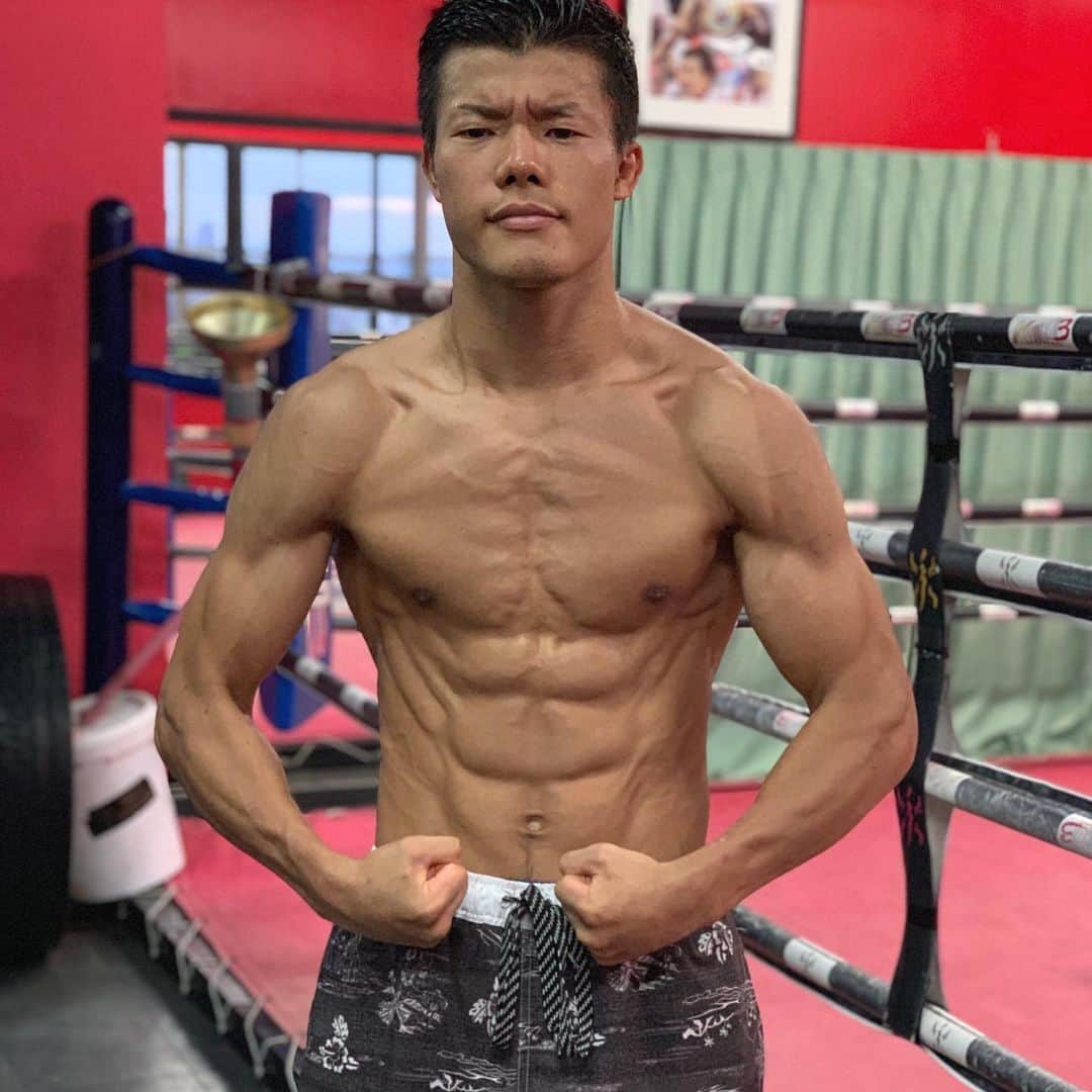 のインスタグラム：「準備は出来た！強いボクシングするよ🥊 みんな楽しみにしててや！  Ya listo para ganar!!! #亀田和毅 #tomokikameda #champion #LA @goldenboy @wbcboxing @dazn_jpn @dazn_usa @televisa_deportes」