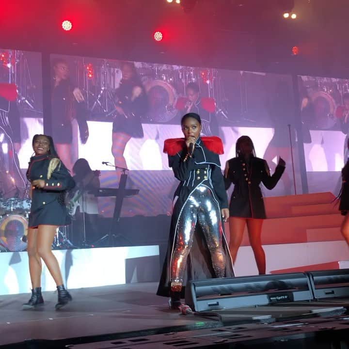 エリイ のインスタグラム：「ジャネールモネイ #janellemonae  @mifestival 私は動画や写真を撮るのが好き」