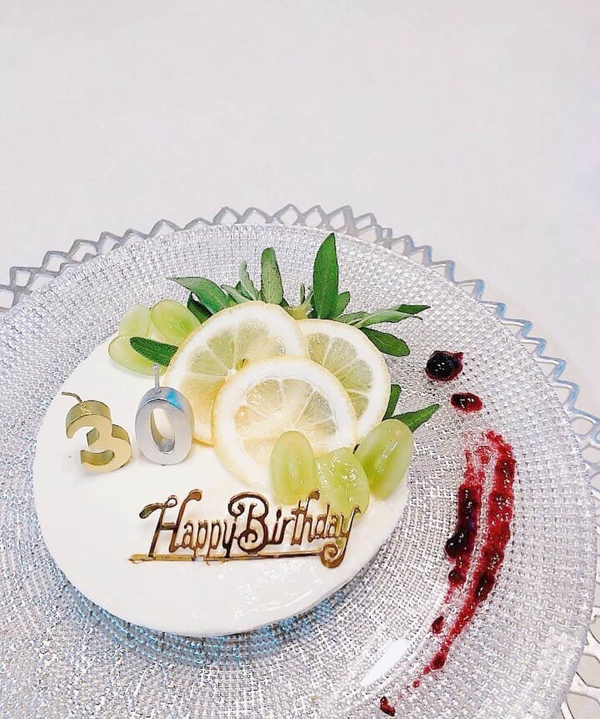 王子咲希(saki ouji)さんのインスタグラム写真 - (王子咲希(saki ouji)Instagram)「. happy birth day 30th🥂✨ . レアチーズケーキ風な ヨーグルトケーキを作りました♡が . ヨーグルトの水切りは一晩した方が良いらしいけど 今日の朝気づいた😳😳😳！！！ . まぁなんとかできました✌︎✌︎✌︎ おいしい言うてたからOK🤪笑 . #happybirthday#30 #レアチーズケーキ#ヨーグルトケーキ #ヘルシーメニュー#手作りケーキ」7月5日 21時32分 - sakiouji