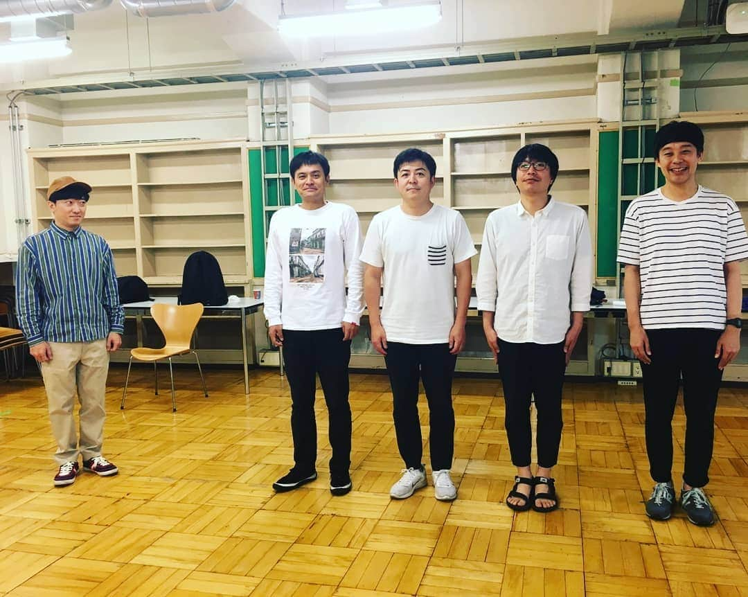 ピクニックさんのインスタグラム写真 - (ピクニックInstagram)「本日も神保町花月ピクとジョー特別公演『白と黒』の稽古。皆様、期せずして私服が白と黒なのに自分だけがグルーヴ感を乱したそんな日。 #神保町花月  #佐久間一行 さん #犬の心押見 さん #犬の心池谷 さん #シューレスジョー #ピクニック」7月5日 21時36分 - picnic163