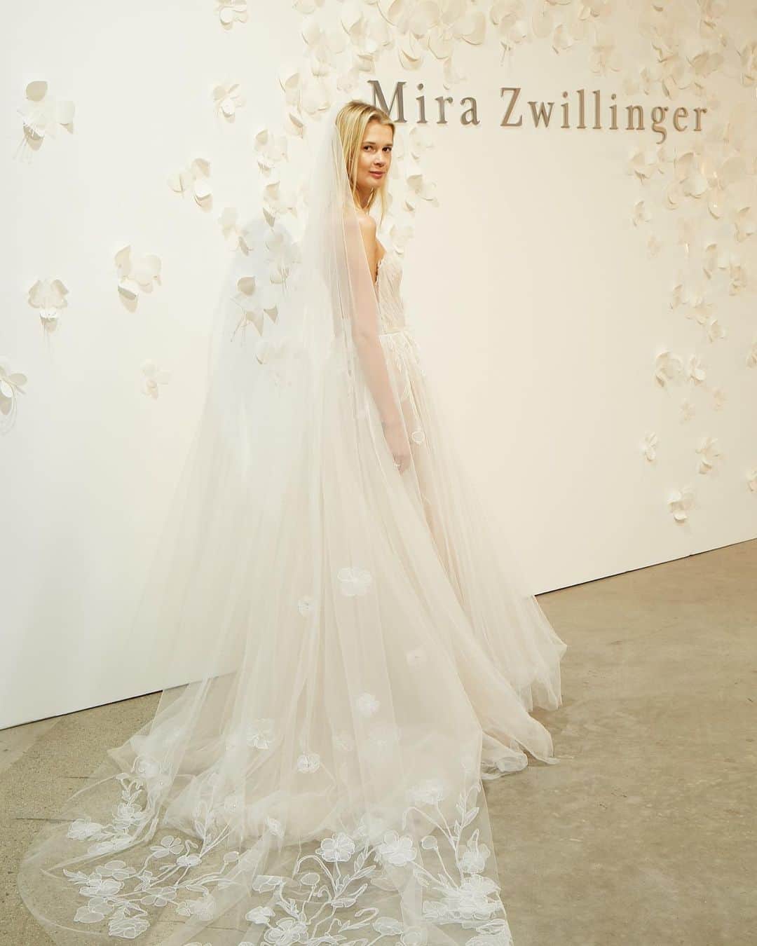 Authentique Authentiqueさんのインスタグラム写真 - (Authentique AuthentiqueInstagram)「New York Bridal Fashion Weekでの一枚  Mira Zwillinger （ミラ・ズウィリンガー）のブースにて💫  フリーハンドで描いた幻想的な花などのモチーフを、3Dプリンターで実現したドレスたち - #Authentique #authentique_dress #ちーむオーセンティック #mirazwillinger #ミラズウィリンガー #nybfw #nybfw2020」7月5日 21時36分 - authentique_weddingdress