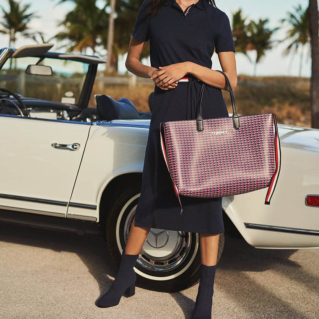 Tommy Hilfigerさんのインスタグラム写真 - (Tommy HilfigerInstagram)「A monogram shopper perfect for the last of the summer road trips.」7月5日 21時36分 - tommyhilfiger