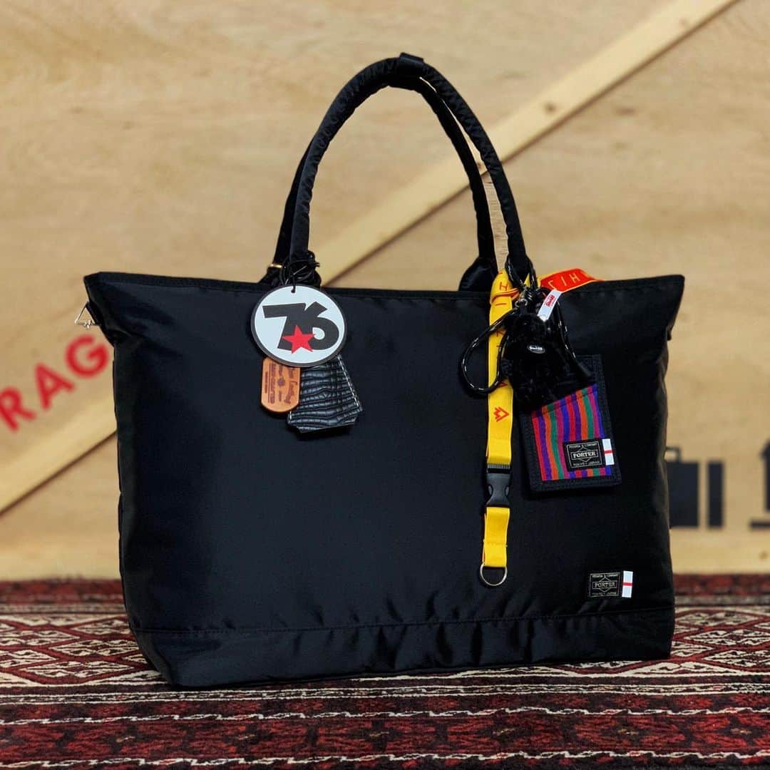 のインスタグラム：「明日よりPORTER STAND東京駅店にて、東京発のブランド「WHIZ LIMITED（ウィズリミテッド）」をフィーチャーしたトランクショーを開催いたします。本イベントのために製作した「WHIZ LIMITED×PORTER」オリジナルアイテムを完全数量限定で予約販売いたします。﻿ ﻿ 今回製作したのはトートバッグ、2WAYショルダーバッグ、マルチホルダーの3型です。いずれもWHIZ LIMITEDのデザイナー下野宏明氏のこだわりを凝縮したアイテムに仕上がっています。﻿ ﻿ 予約販売日：7月6日（土）〜﻿ ﻿ WHIZ LIMITED×PORTER﻿ TOTE BAG ￥46,000(税別)﻿ 2WAY SHOULDER BAG ￥28,000(税別)﻿ MULTI HOLDER ￥12,000(税別)﻿ ﻿ ※「WHIZ LIMITED×PORTER」オリジナルアイテムにつきましては、店頭にて事前入金による予約販売とさせていただきます。こちらの商品は完全数量限定につき、予約数を満たした場合は終了となります。店頭での決済当日のお持ち帰りはいただけません。こちらの商品は予約販売につき、免税対応はしておりませんので、予めご了承ください。商品のお受け渡しは、配送のみのご対応とさせていただきます。海外配送や着日指定はご対応しておりません。配送料は一律¥920（税込）を別途頂戴いたします。﻿ ﻿ 商品に関するお問い合わせは直接店舗へお願いいたします。﻿ ﻿ 開催期間：2019年7月6日（土）～8月6日（火）﻿ ﻿﻿ 是非、この機会にお立ち寄りください。﻿﻿ スタッフ一同、皆様のご来店を心よりお待ちしております。﻿﻿ ﻿﻿ #yoshidakaban #porter #luggagelabel #porteryoshida #madeinjapan #japan #porterstand #shinagawa #tokyo #station #trunkshow #whiz #whizlimited #lump #exclusive」