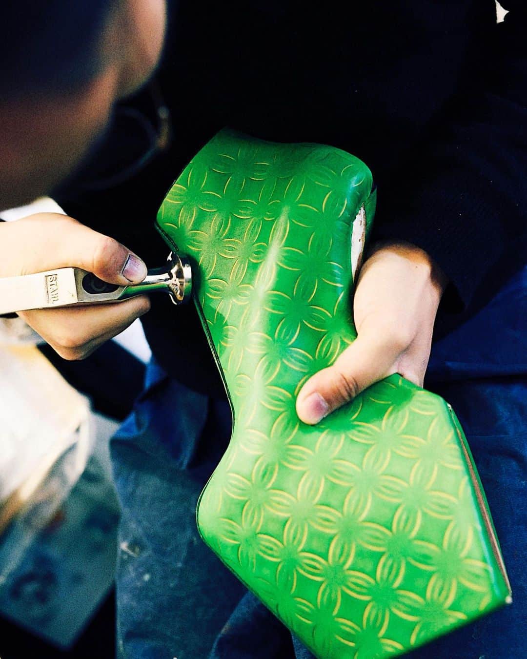 ノリタカタテハナのインスタグラム：「Process of making heel-less shoes, 2017﻿ ﻿ @heelless_shoes﻿ ﻿ #heellessshoes﻿ #noritakatatehana﻿ #shoemaking﻿ ﻿ Photo by @gionstudio」
