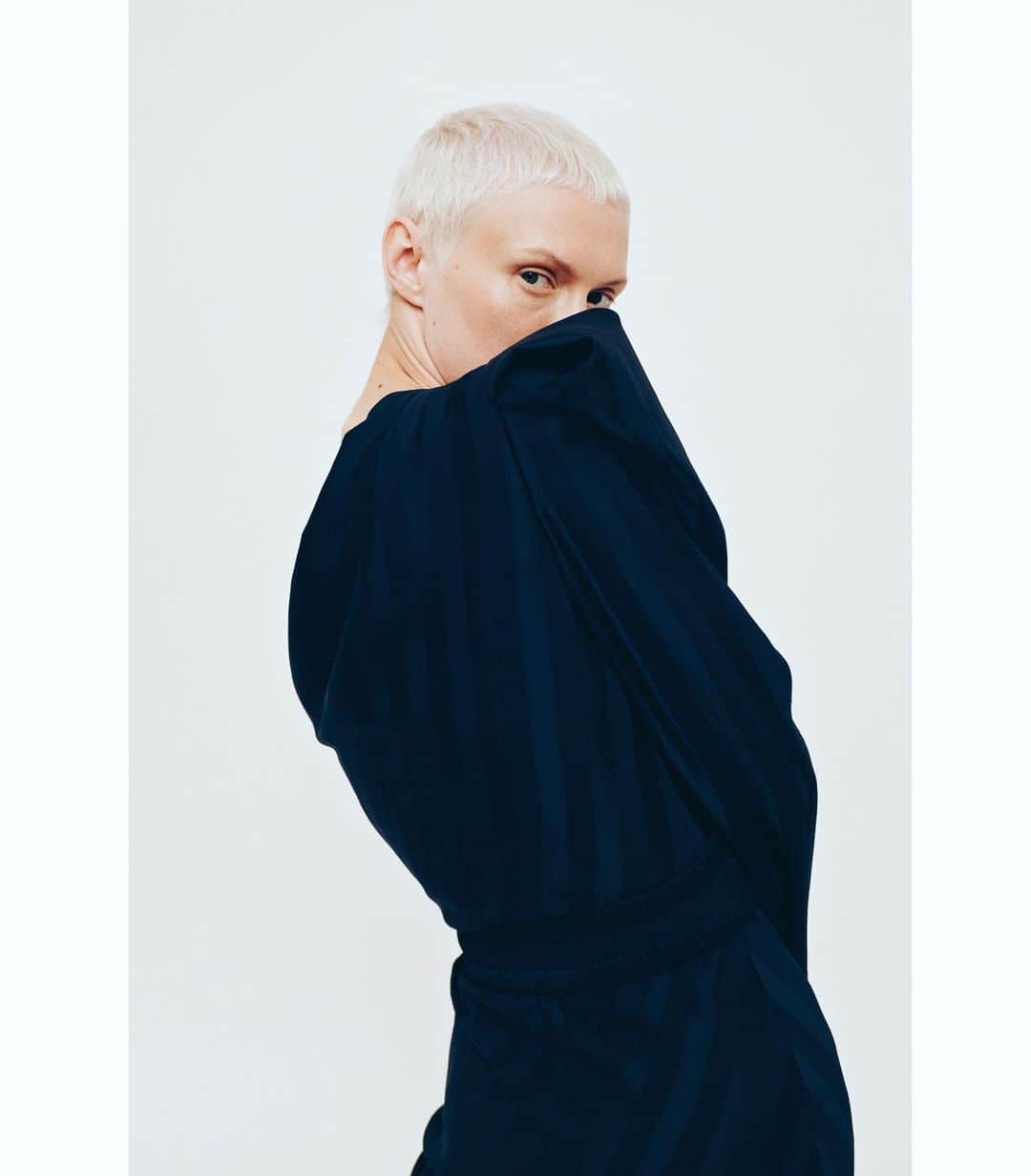 マーティン グラントのインスタグラム：「Striped One Shoulder Dress from MARTIN GRANT Resort SS2020 Look 33.」