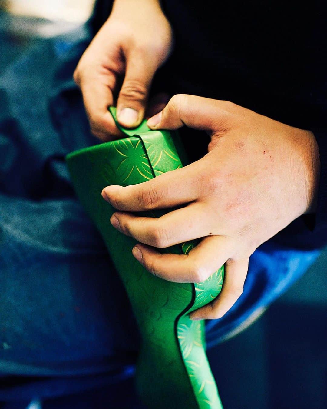 ノリタカタテハナのインスタグラム：「Process of making heel-less shoes, 2017﻿ ﻿ @heelless_shoes﻿ ﻿ #heellessshoes﻿ #noritakatatehana﻿ #shoemaking﻿ ﻿ Photo by @gionstudio」